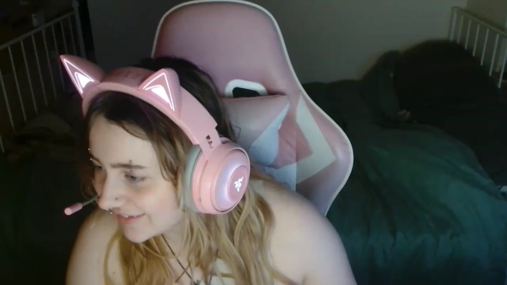 Gallery image thumbnail from UrGamerGirl's myfreecams stream on, 08/14/2023, 24:26 image 17 of 20