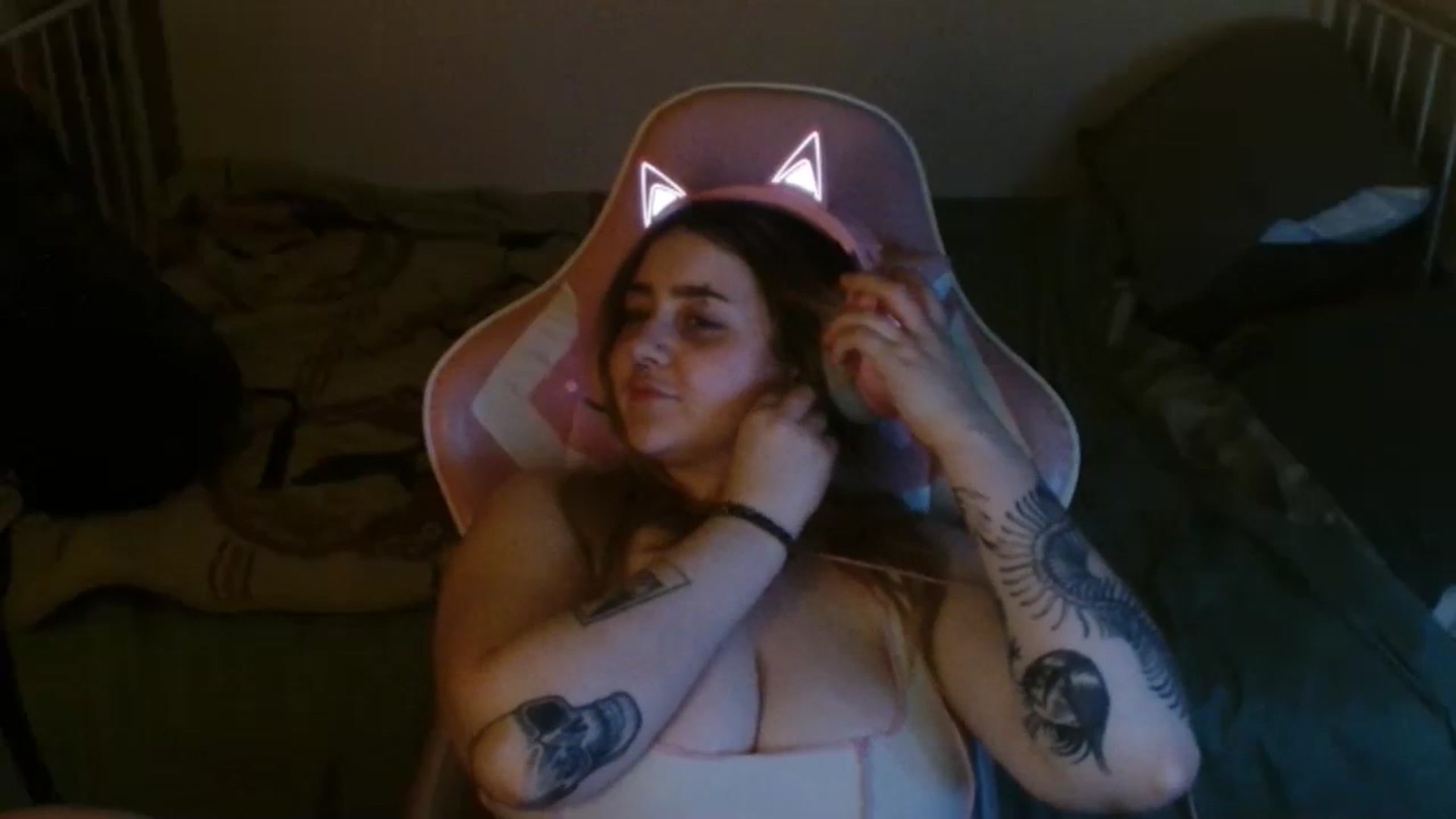 Gallery image thumbnail from UrGamerGirl's myfreecams stream on, 08/17/2023, 23:18 image 18 of 20