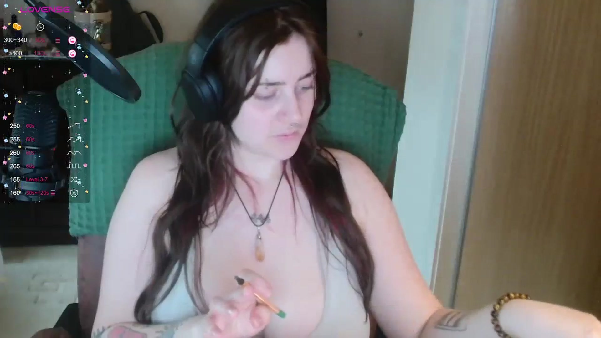 Gallery image thumbnail from UrGamerGirl's myfreecams stream on, 02/05/2024, 12:30 image 13 of 20