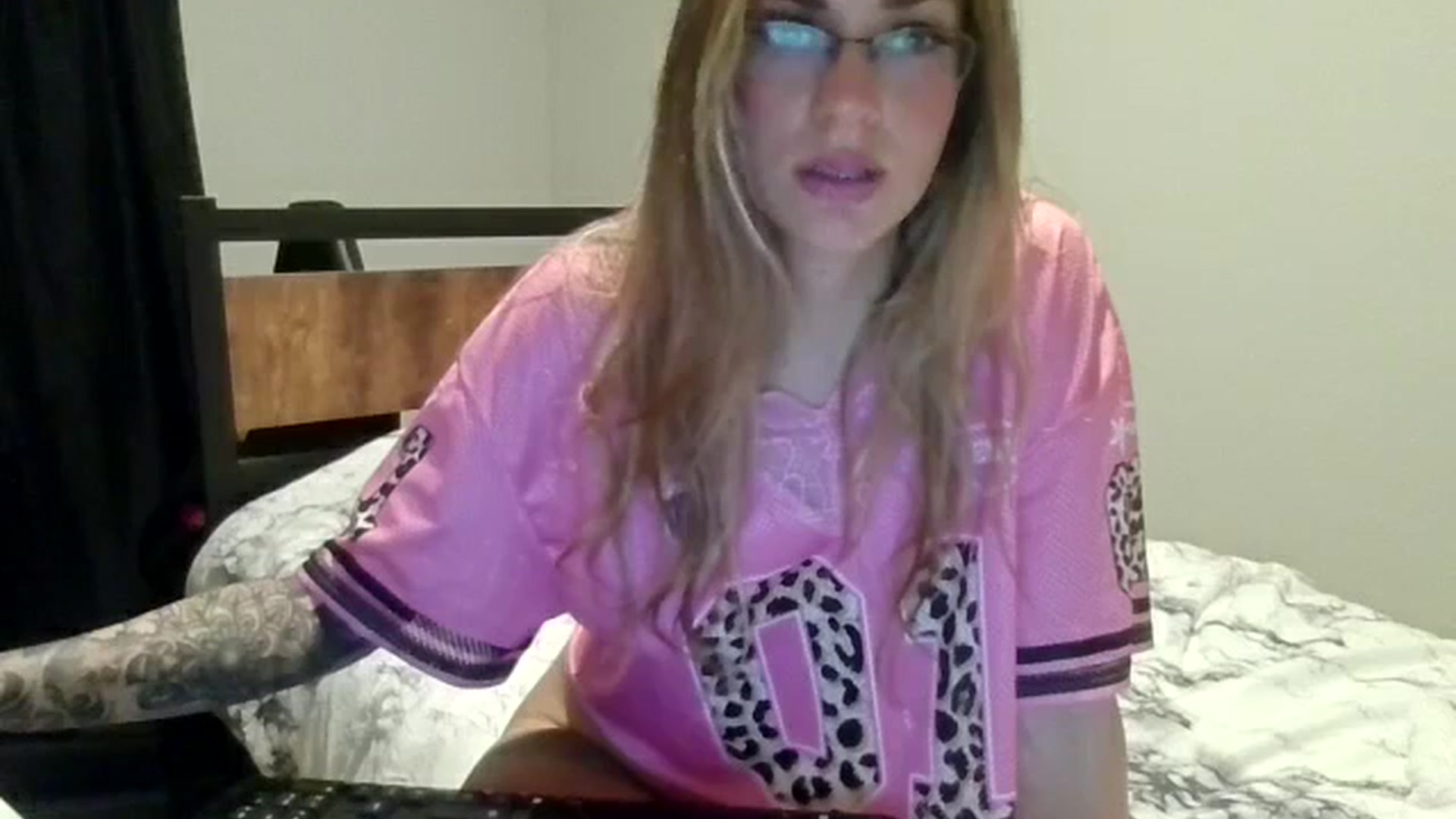 Gallery image thumbnail from Ur_SexyWomen's myfreecams stream on, 12/11/2025, 10:57 image 18 of 20