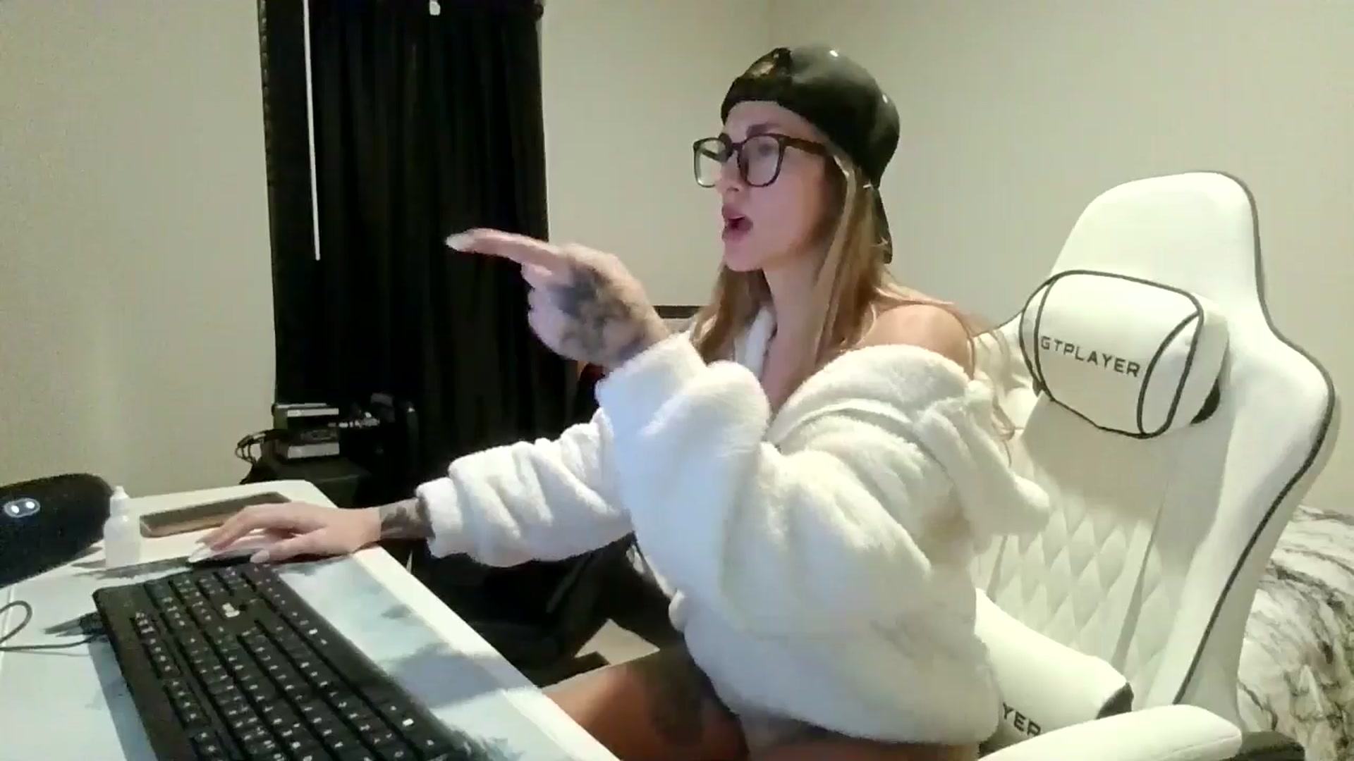 Gallery image thumbnail from Ur_SexyWomen's myfreecams stream on, 12/19/2025, 10:18 image 2 of 20