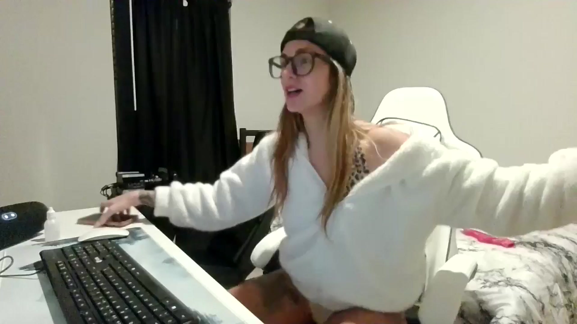 Gallery image thumbnail from Ur_SexyWomen's myfreecams stream on, 12/19/2025, 10:18 image 1 of 20