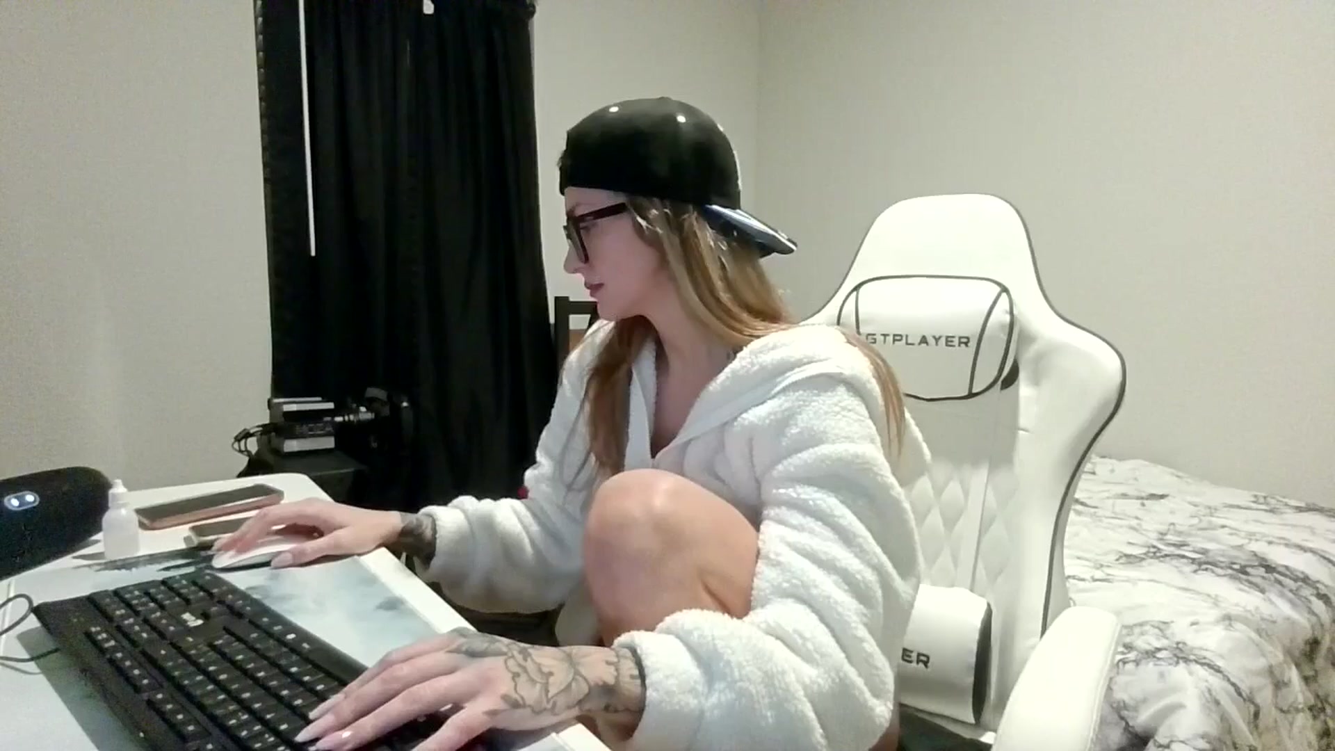 Gallery image thumbnail from Ur_SexyWomen's myfreecams stream on, 12/19/2025, 10:18 image 18 of 20