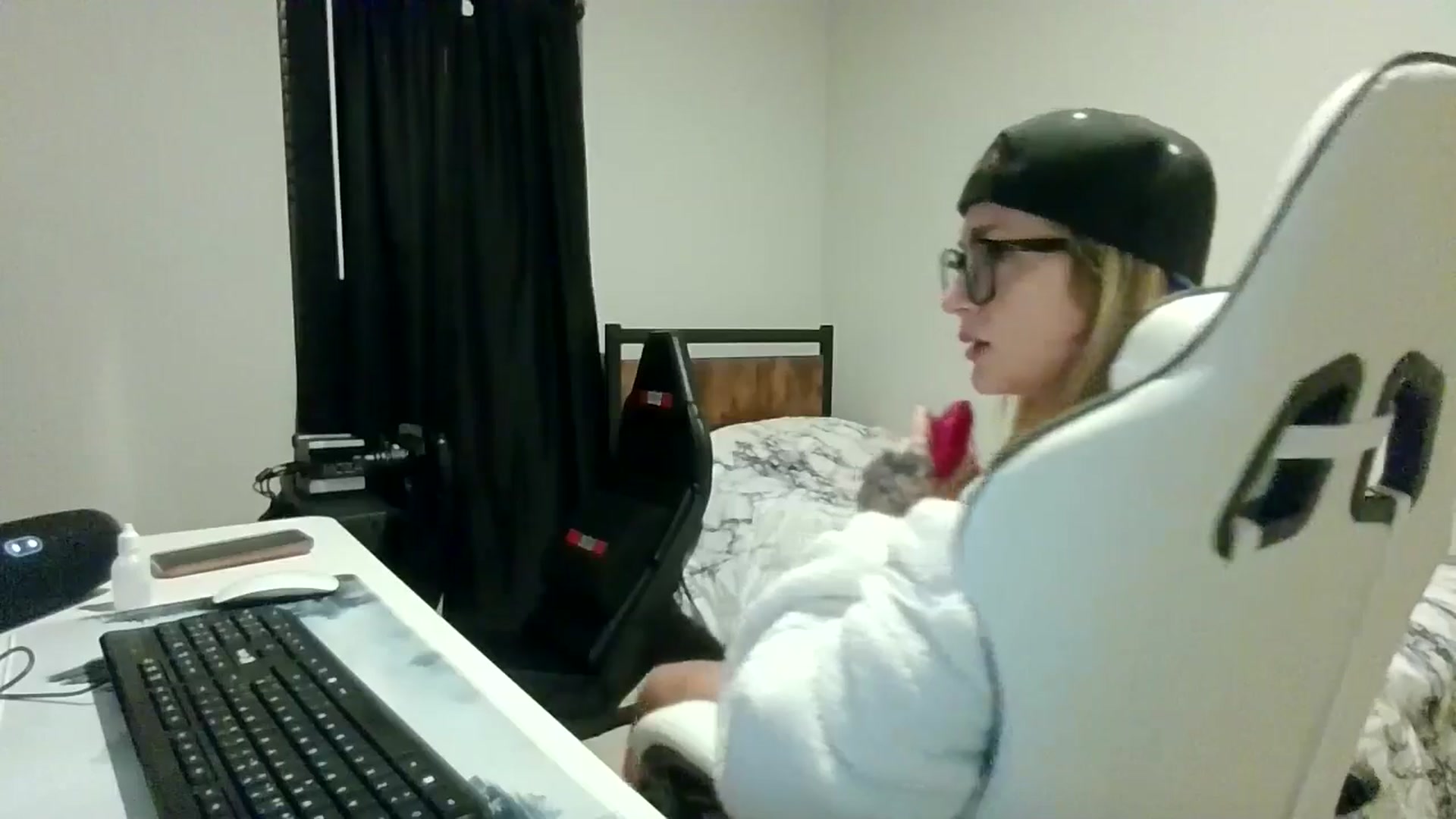 Gallery image thumbnail from Ur_SexyWomen's myfreecams stream on, 12/19/2025, 10:18 image 4 of 20