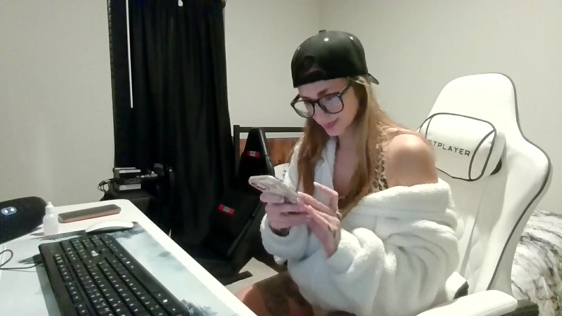 Gallery image thumbnail from Ur_SexyWomen's myfreecams stream on, 12/19/2025, 10:18 image 3 of 20