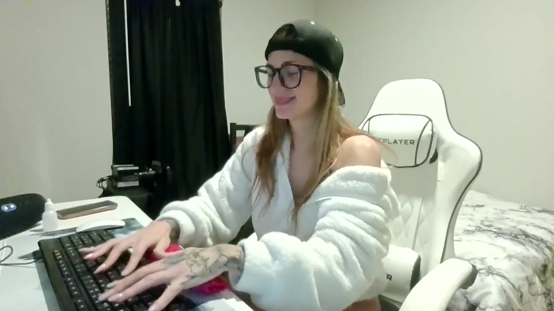 Gallery image thumbnail from Ur_SexyWomen's myfreecams stream on, 12/19/2025, 10:18 image 7 of 20