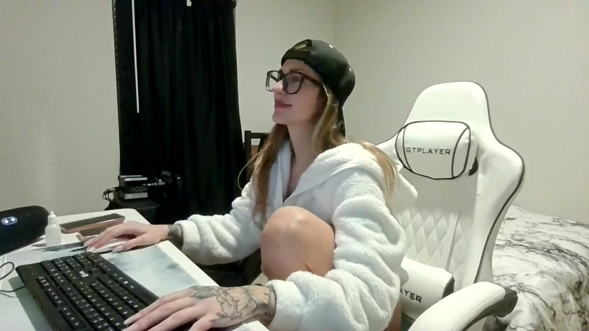 Gallery image thumbnail from Ur_SexyWomen's myfreecams stream on, 12/19/2025, 10:18 image 14 of 20