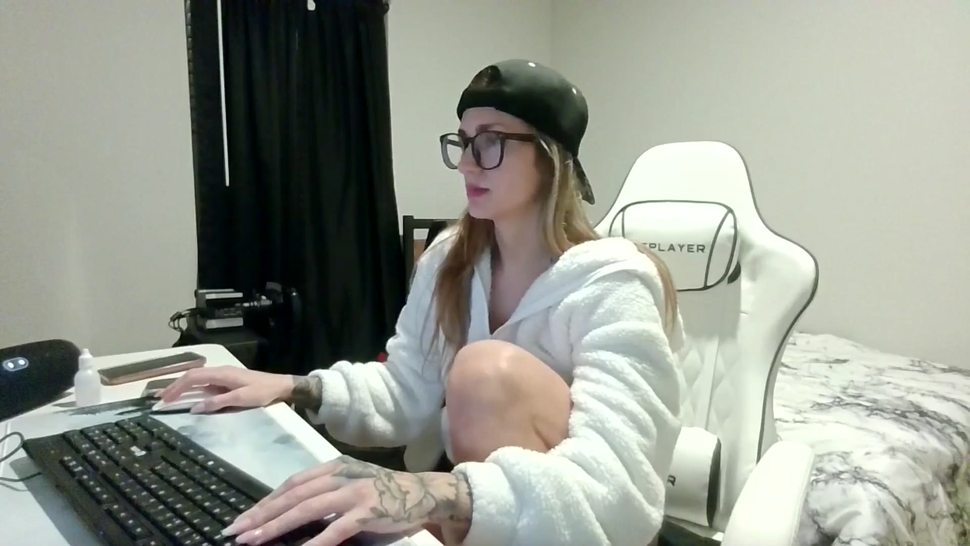 Gallery image thumbnail from Ur_SexyWomen's myfreecams stream on, 12/19/2025, 10:18 image 19 of 20