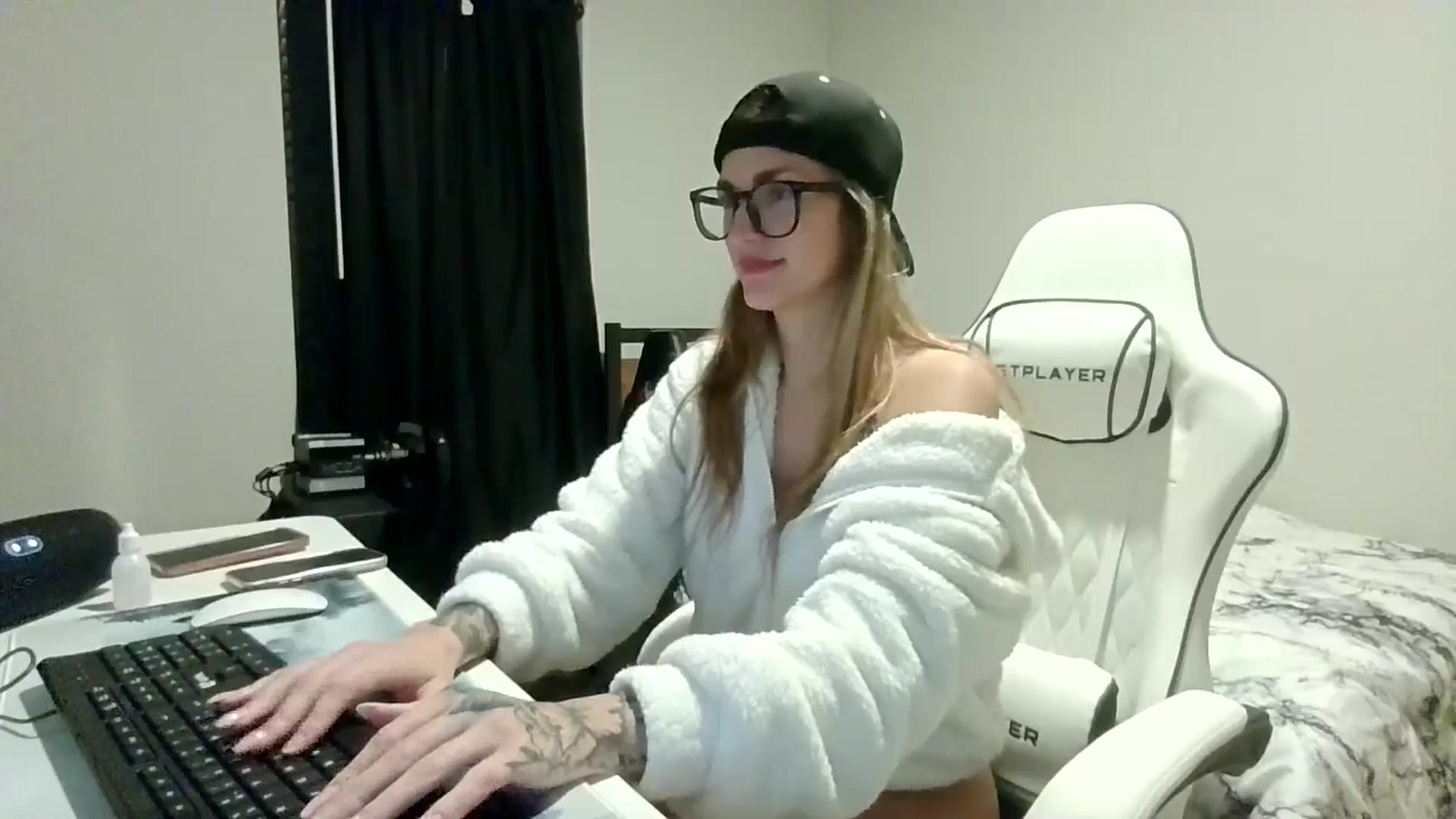Gallery image thumbnail from Ur_SexyWomen's myfreecams stream on, 12/19/2025, 10:18 image 9 of 20