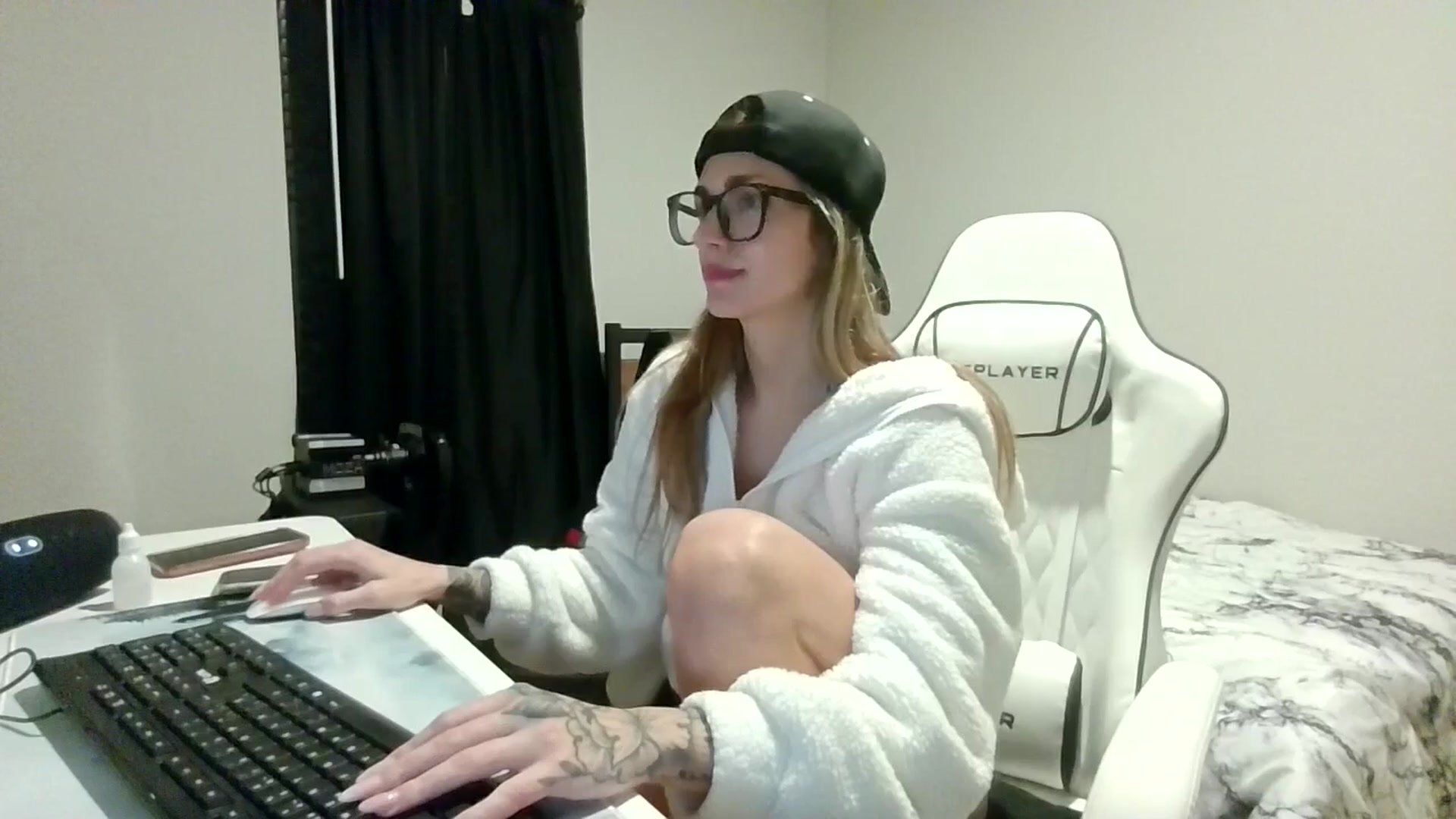 Gallery image thumbnail from Ur_SexyWomen's myfreecams stream on, 12/19/2025, 10:18 image 20 of 20
