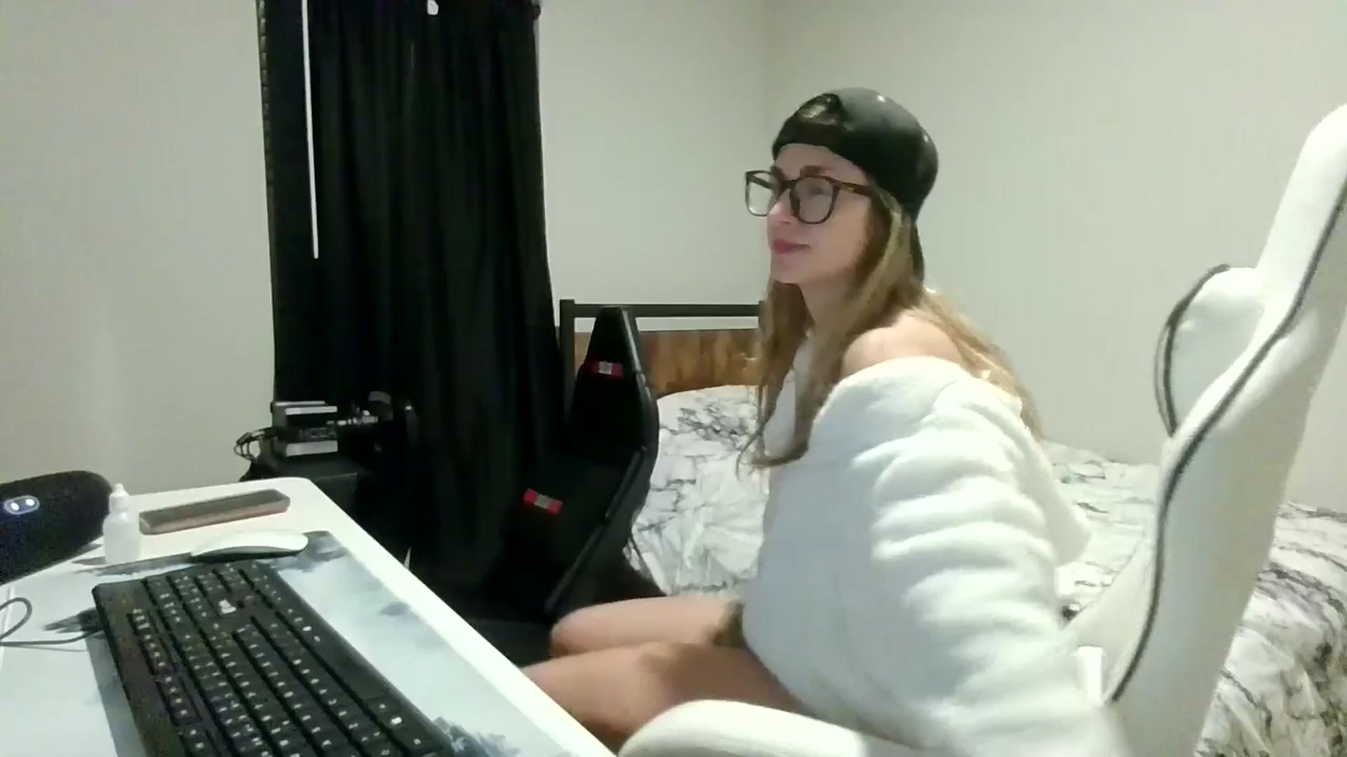 Gallery image thumbnail from Ur_SexyWomen's myfreecams stream on, 12/19/2025, 10:18 image 5 of 20