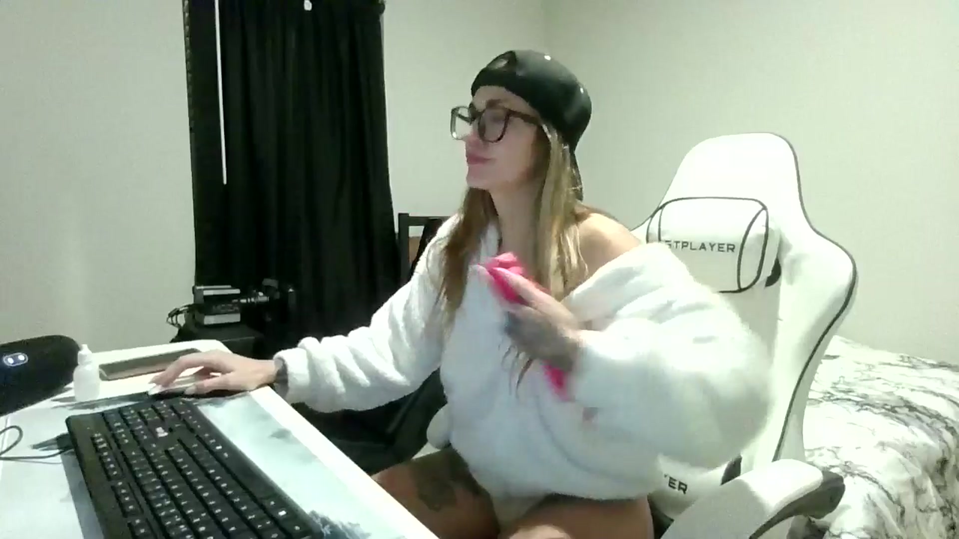 Gallery image thumbnail from Ur_SexyWomen's myfreecams stream on, 12/19/2025, 10:18 image 6 of 20