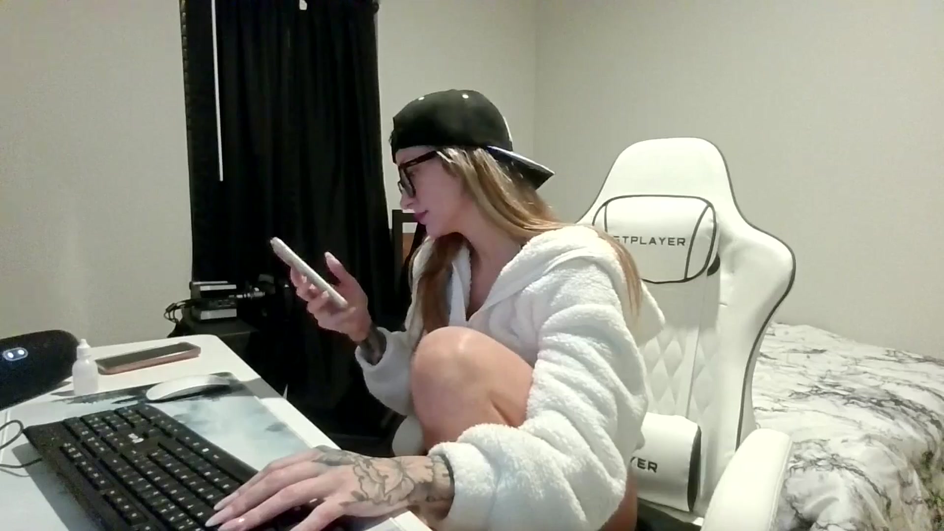 Gallery image thumbnail from Ur_SexyWomen's myfreecams stream on, 12/19/2025, 10:18 image 17 of 20