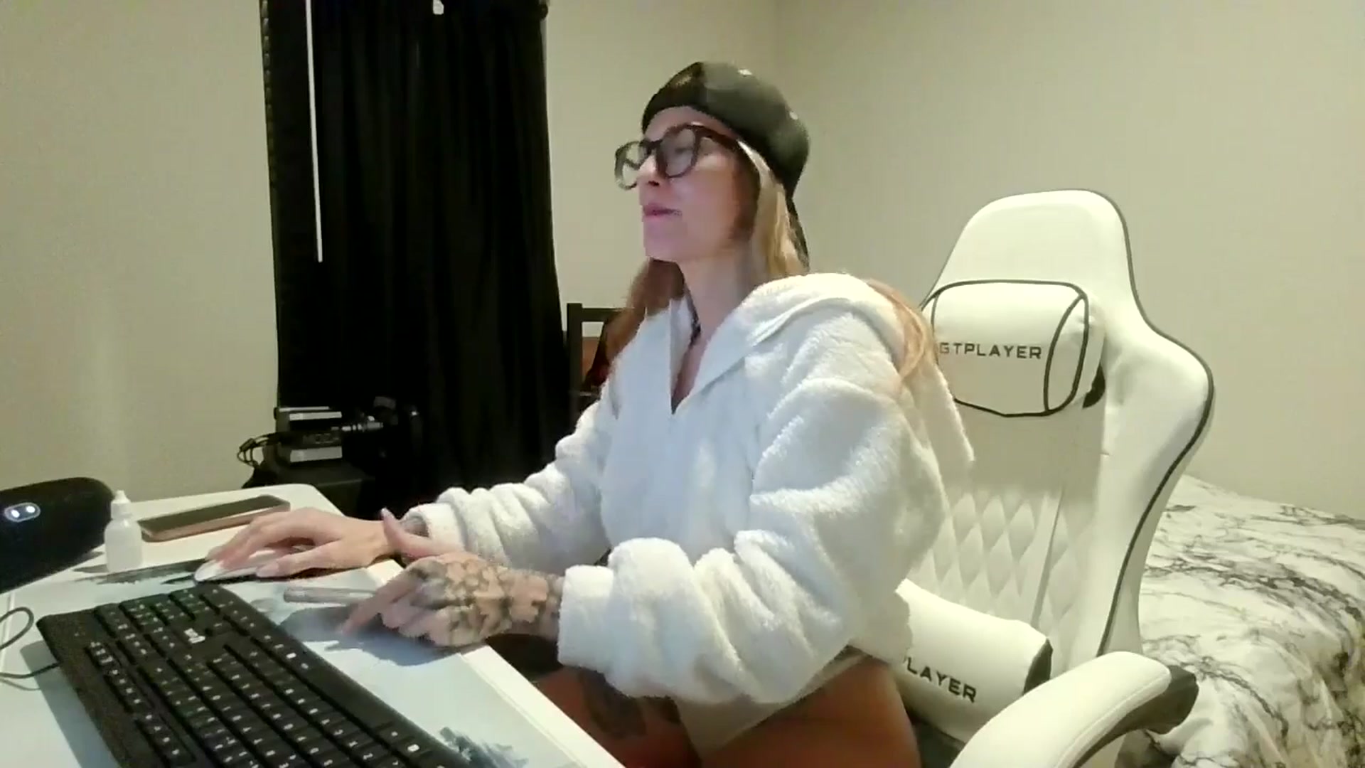 Gallery image thumbnail from Ur_SexyWomen's myfreecams stream on, 12/19/2025, 10:18 image 12 of 20
