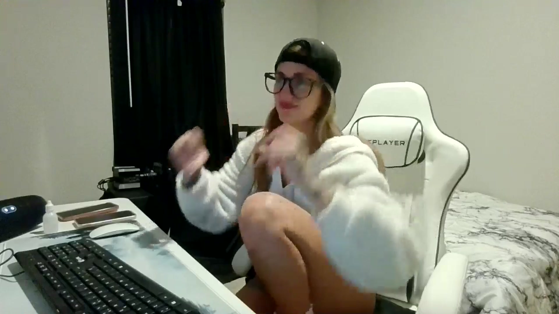 Gallery image thumbnail from Ur_SexyWomen's myfreecams stream on, 12/19/2025, 10:18 image 16 of 20