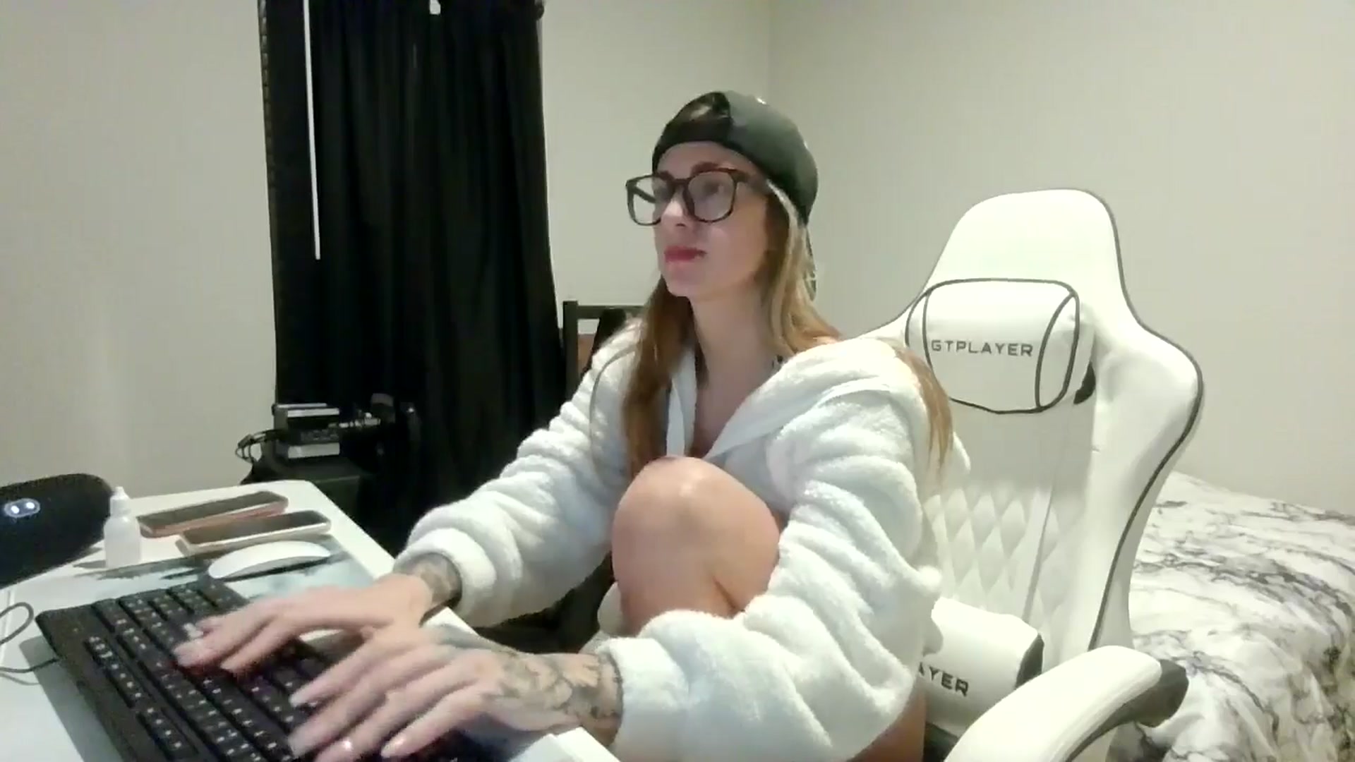 Gallery image thumbnail from Ur_SexyWomen's myfreecams stream on, 12/19/2025, 10:18 image 15 of 20