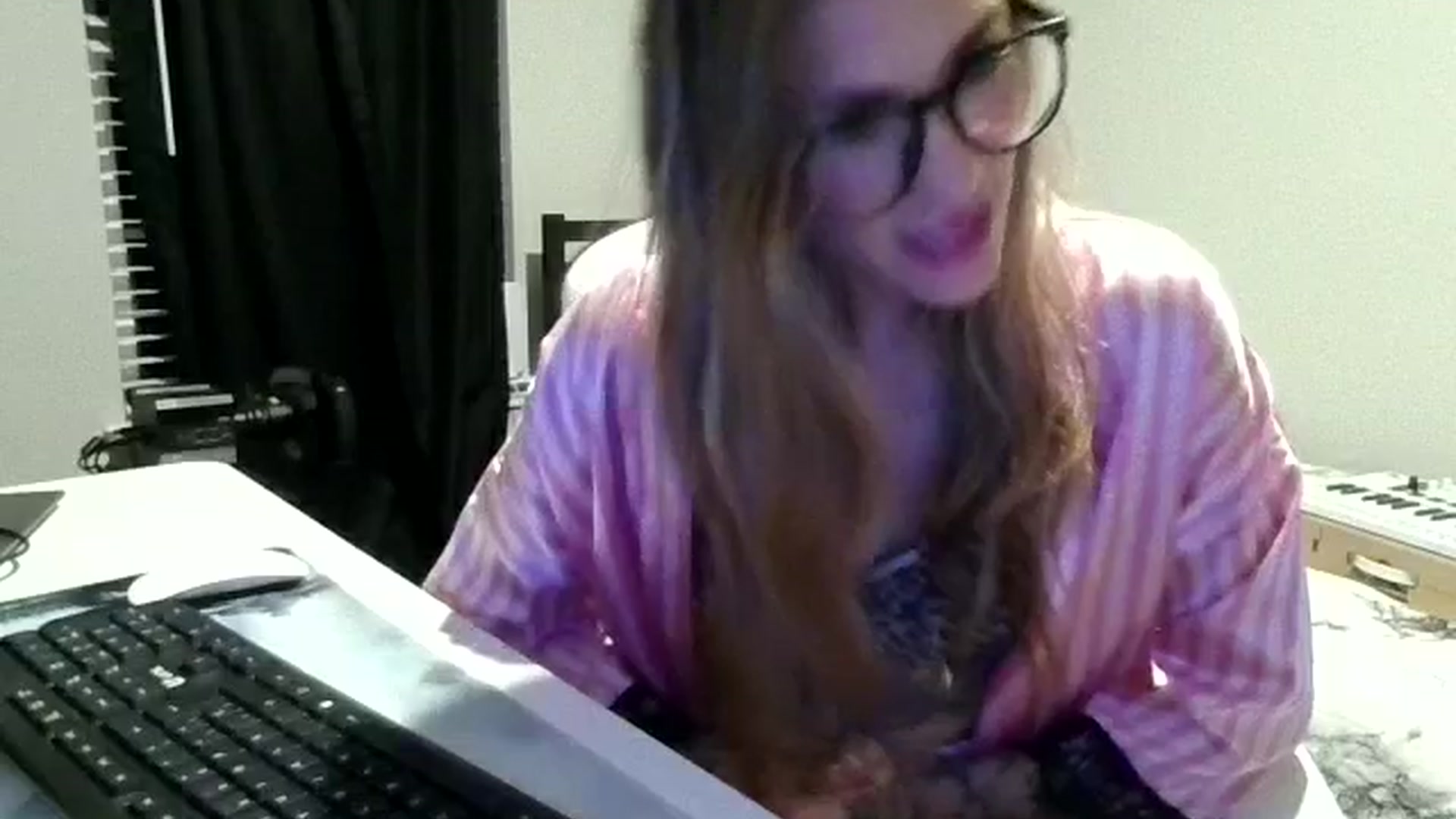 Gallery image thumbnail from Ur_SexyWomen's myfreecams stream on, 01/03/2026, 10:00 image 13 of 20