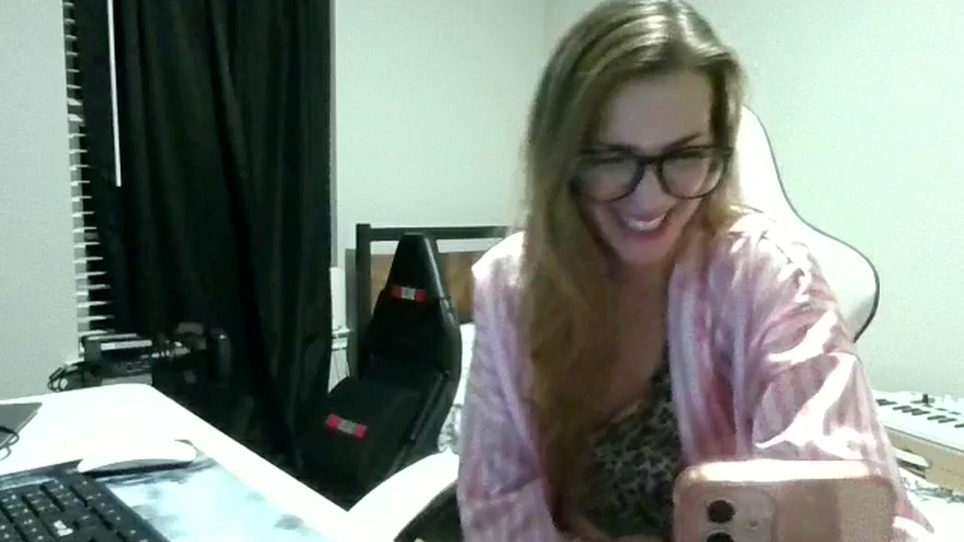 Gallery image thumbnail from Ur_SexyWomen's myfreecams stream on, 01/03/2026, 10:00 image 3 of 20