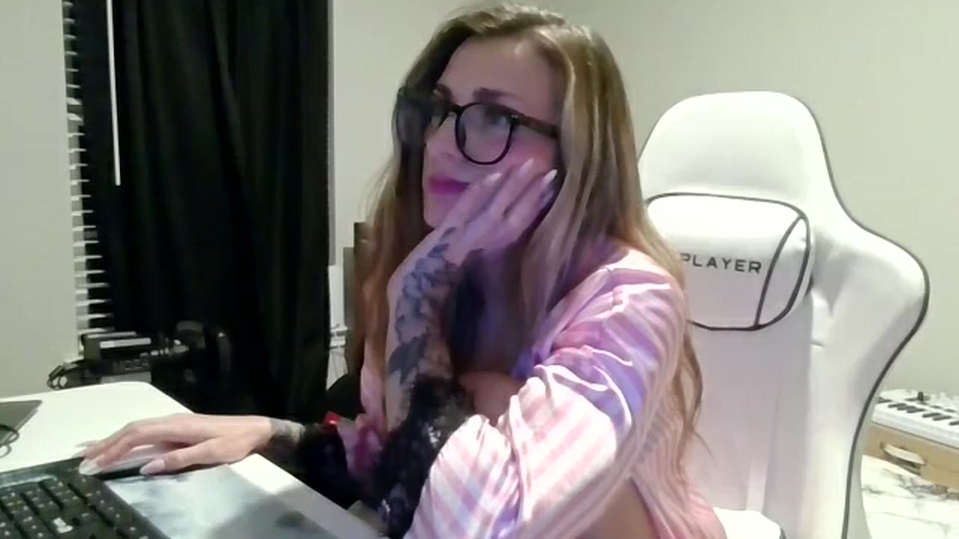 Gallery image thumbnail from Ur_SexyWomen's myfreecams stream on, 01/03/2026, 10:00 image 6 of 20