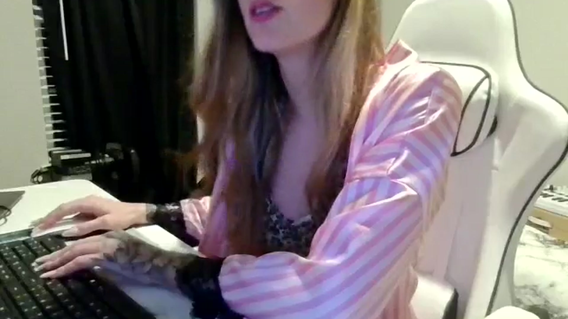 Gallery image thumbnail from Ur_SexyWomen's myfreecams stream on, 01/03/2026, 10:00 image 9 of 20