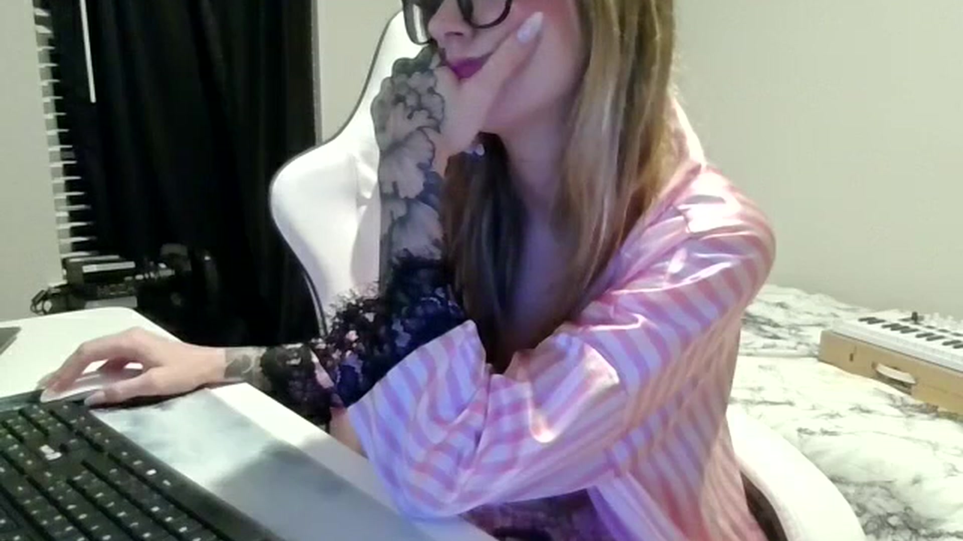 Gallery image thumbnail from Ur_SexyWomen's myfreecams stream on, 01/03/2026, 10:00 image 19 of 20