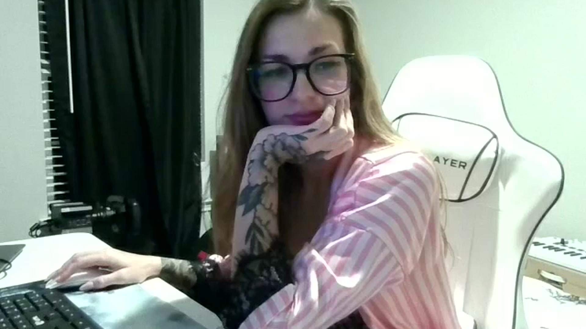 Gallery image thumbnail from Ur_SexyWomen's myfreecams stream on, 01/03/2026, 10:00 image 2 of 20