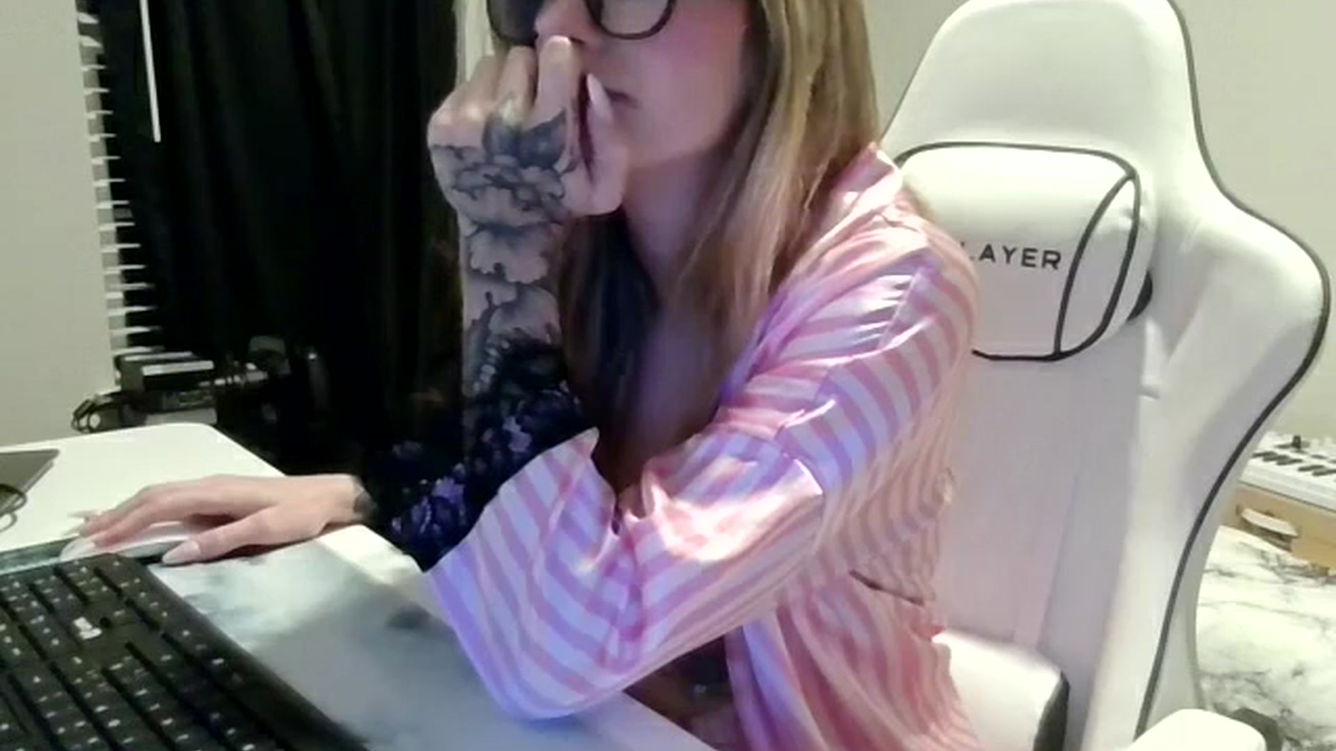 Gallery image thumbnail from Ur_SexyWomen's myfreecams stream on, 01/03/2026, 10:00 image 10 of 20