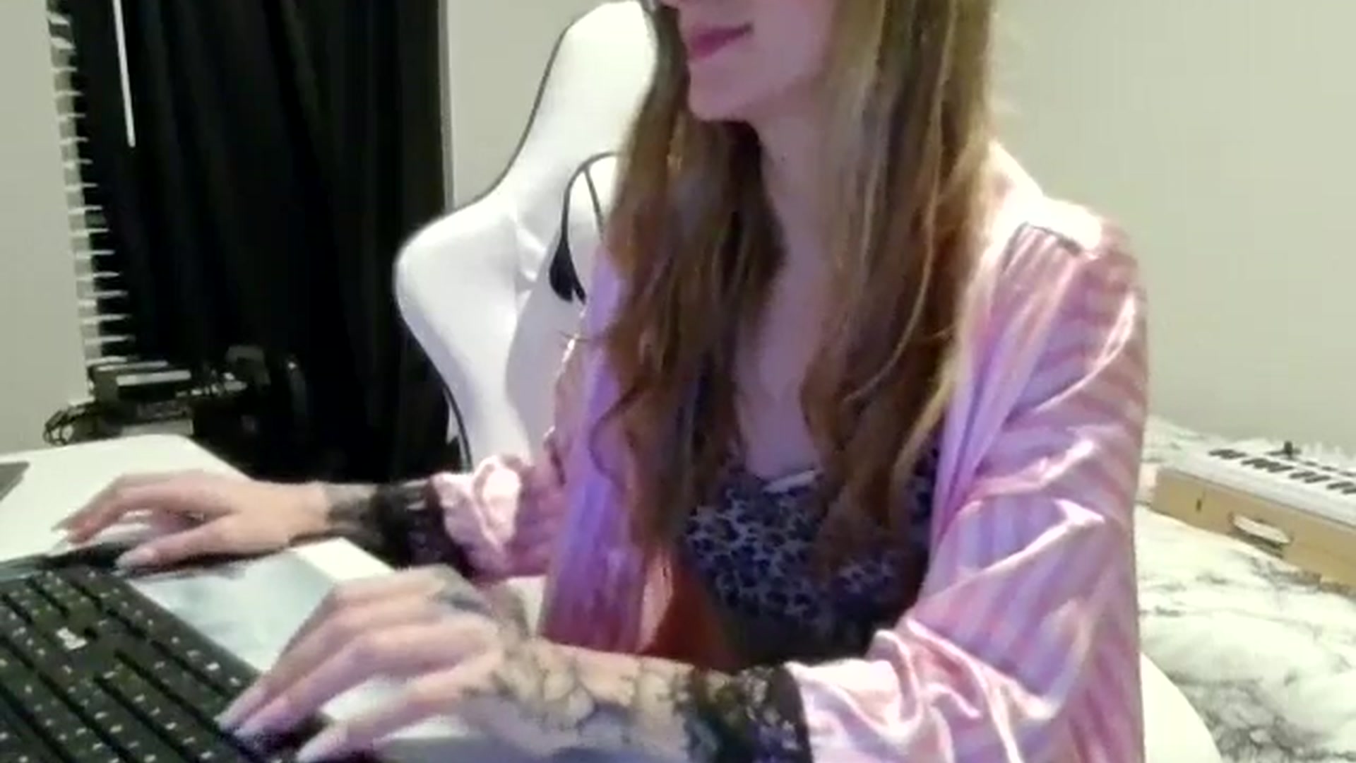 Gallery image thumbnail from Ur_SexyWomen's myfreecams stream on, 01/03/2026, 10:00 image 16 of 20