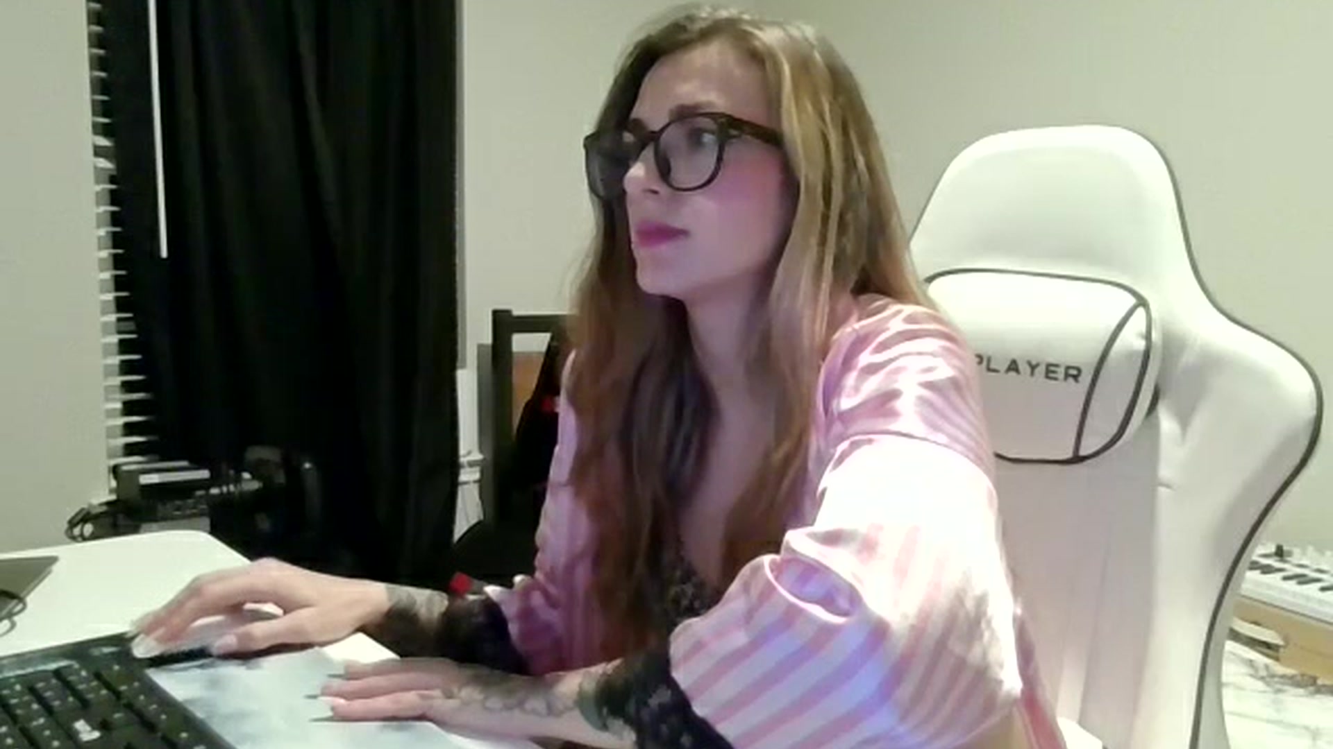 Gallery image thumbnail from Ur_SexyWomen's myfreecams stream on, 01/03/2026, 10:00 image 7 of 20