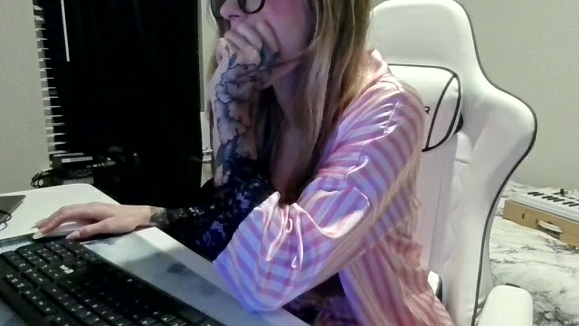 Gallery image thumbnail from Ur_SexyWomen's myfreecams stream on, 01/03/2026, 10:00 image 14 of 20