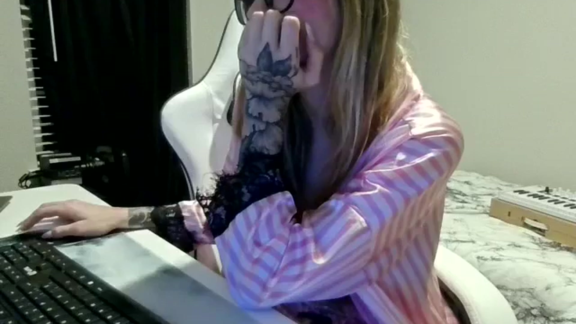 Gallery image thumbnail from Ur_SexyWomen's myfreecams stream on, 01/03/2026, 10:00 image 18 of 20