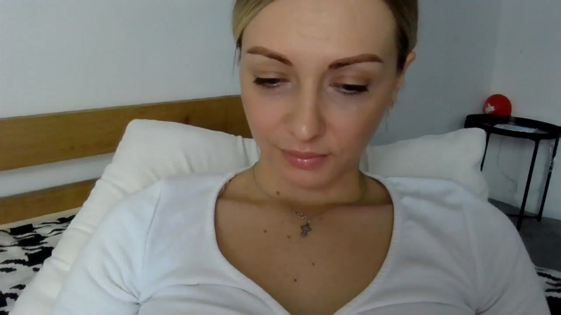 Gallery image thumbnail from Ur_kittycat's myfreecams stream on, 11/27/2024, 14:03 image 12 of 20