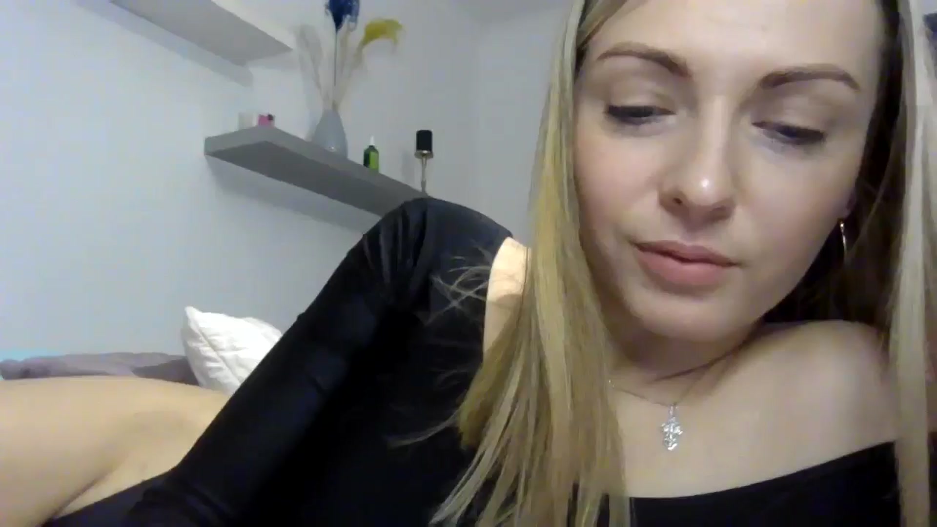 Gallery image thumbnail from Ur_kittycat's myfreecams stream on, 12/15/2024, 15:08 image 4 of 20