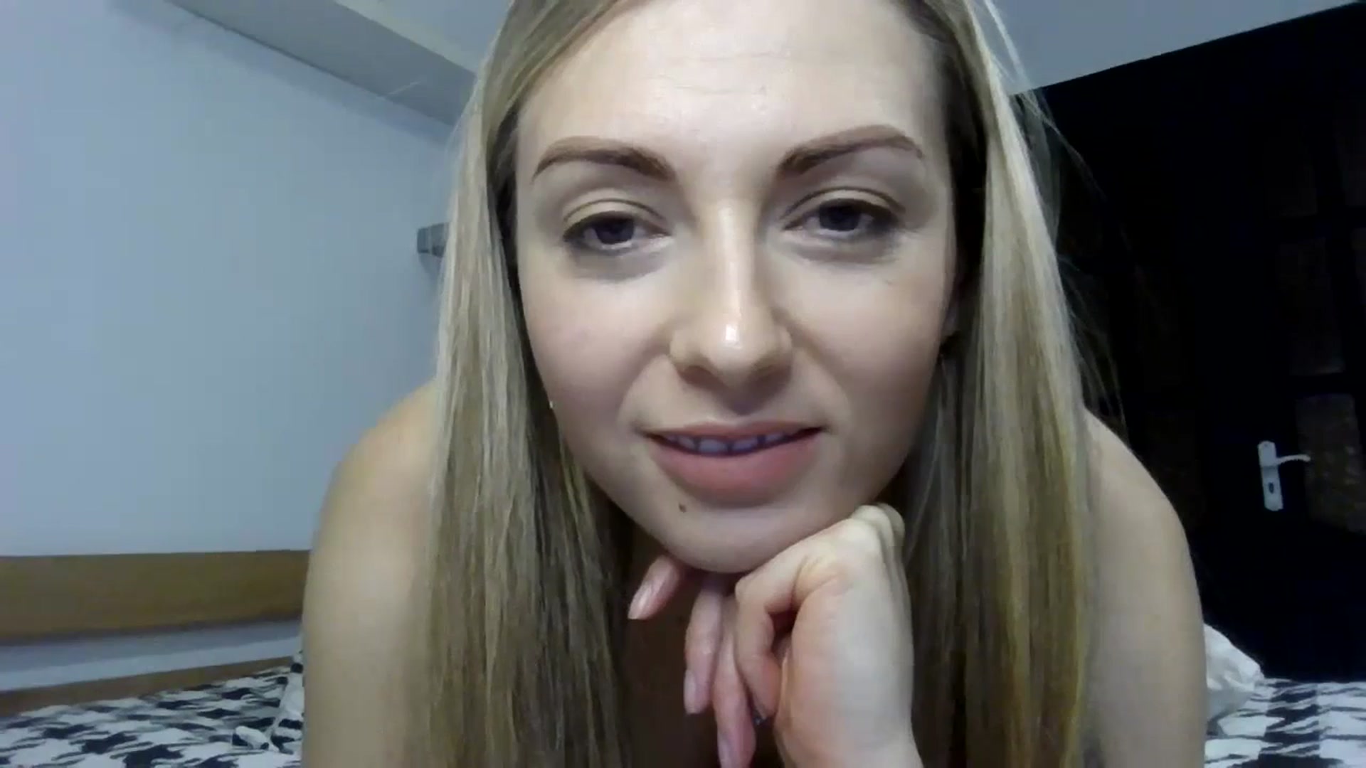 Gallery image thumbnail from Ur_kittycat's myfreecams stream on, 01/15/2025, 15:15 image 17 of 20