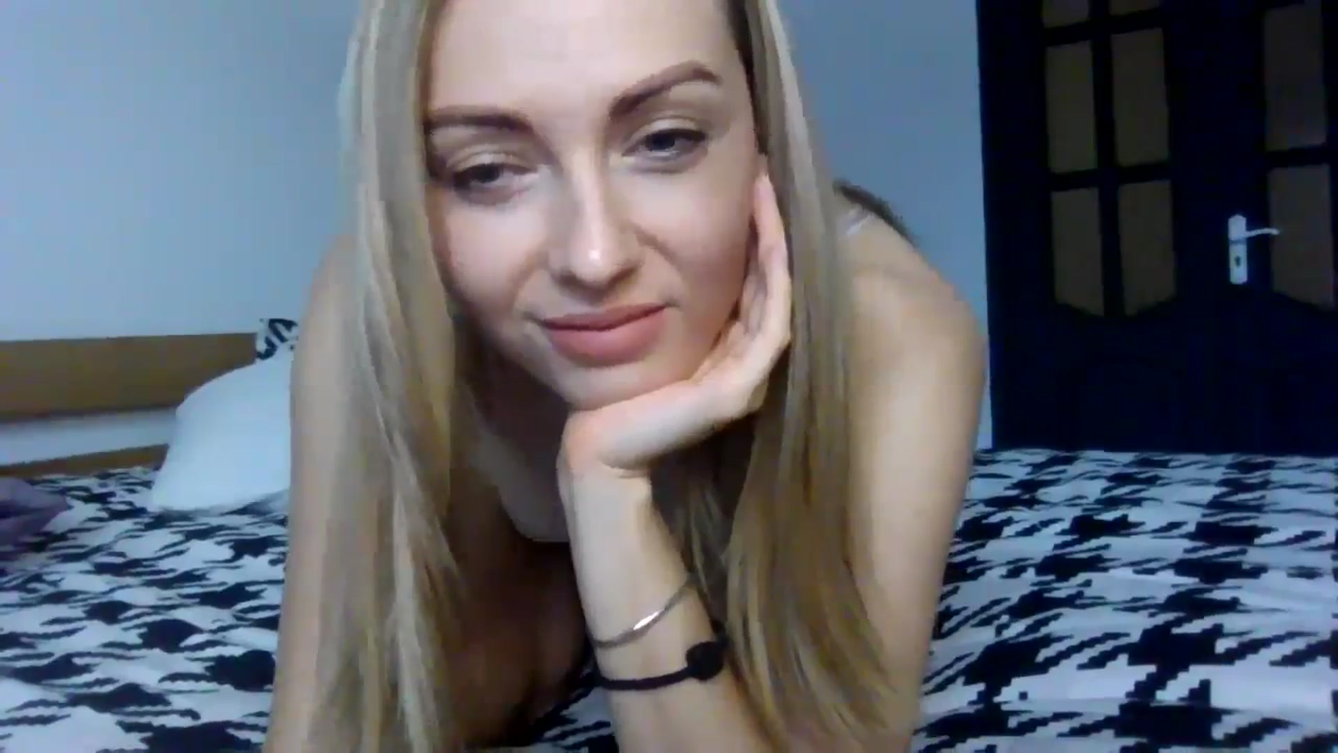 Gallery image thumbnail from Ur_kittycat's myfreecams stream on, 01/18/2025, 14:29 image 12 of 20