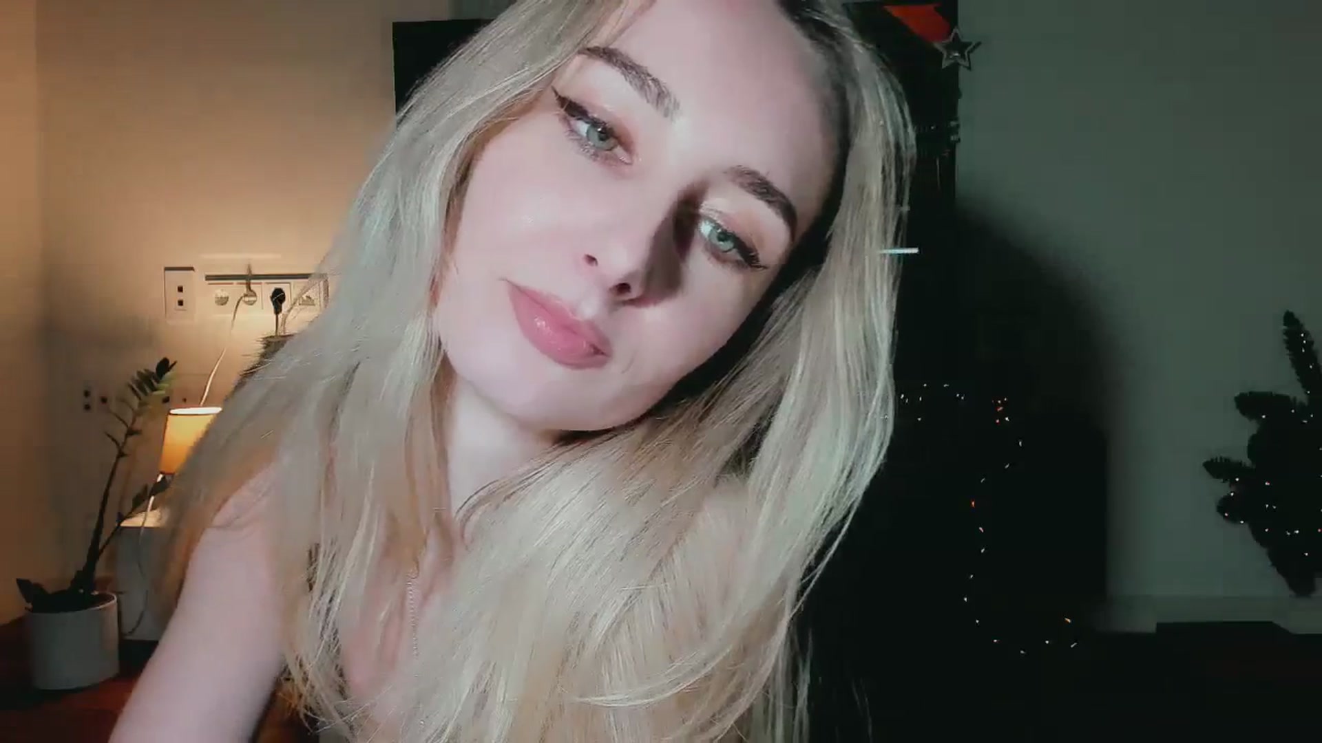 Gallery image thumbnail from User_number's myfreecams stream on, 12/23/2024, 18:45 image 13 of 20