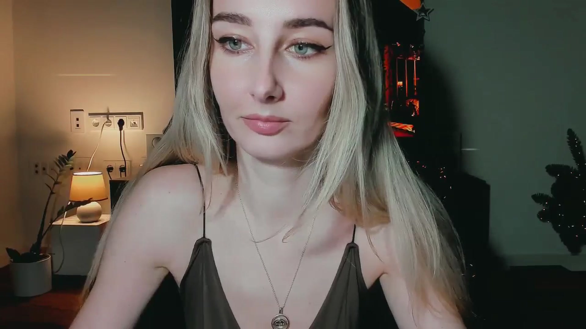 Gallery image thumbnail from User_number's myfreecams stream on, 12/23/2024, 18:45 image 17 of 20