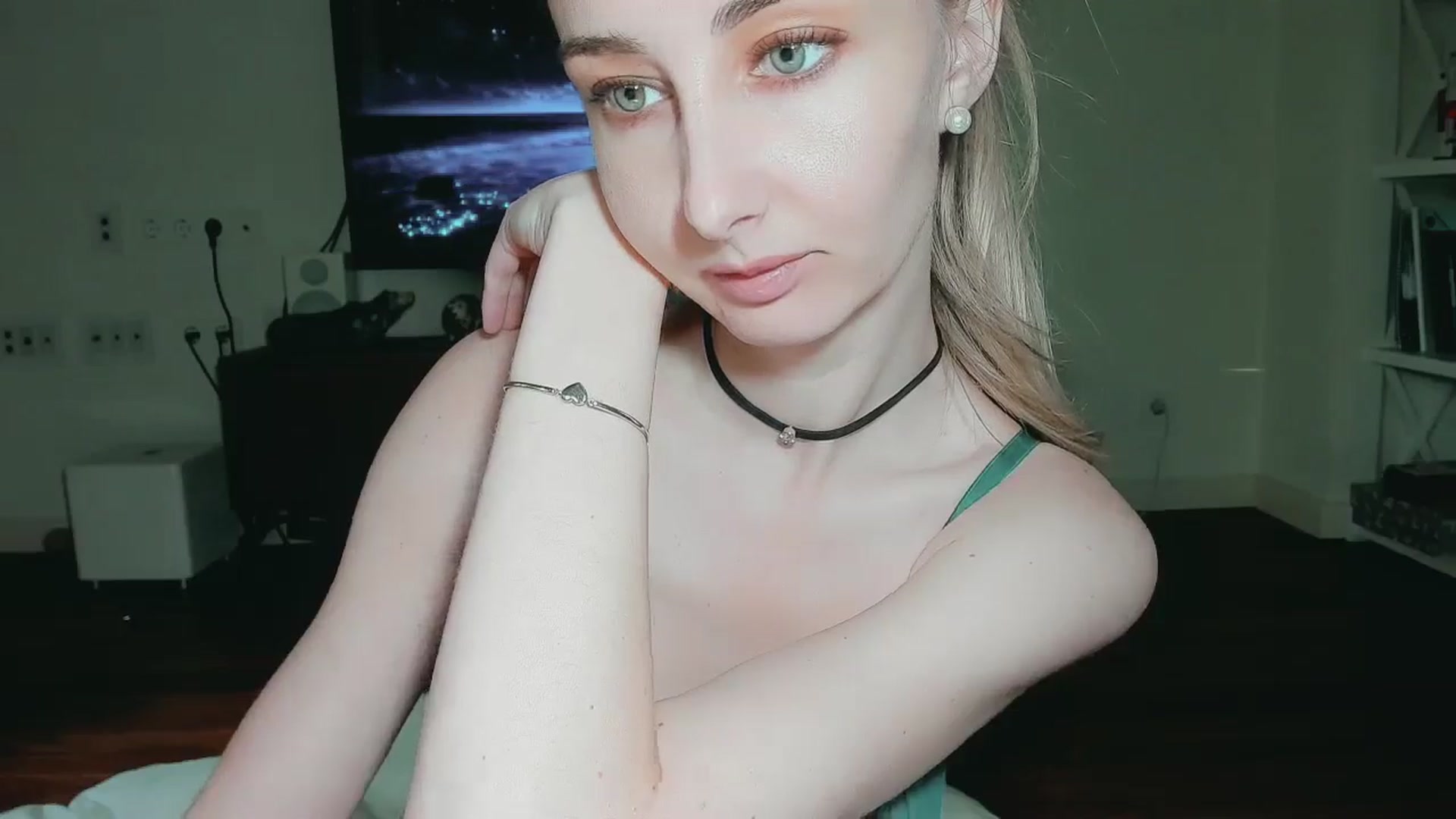 Gallery image thumbnail from User_number's myfreecams stream on, 06/11/2025, 13:13 image 13 of 20
