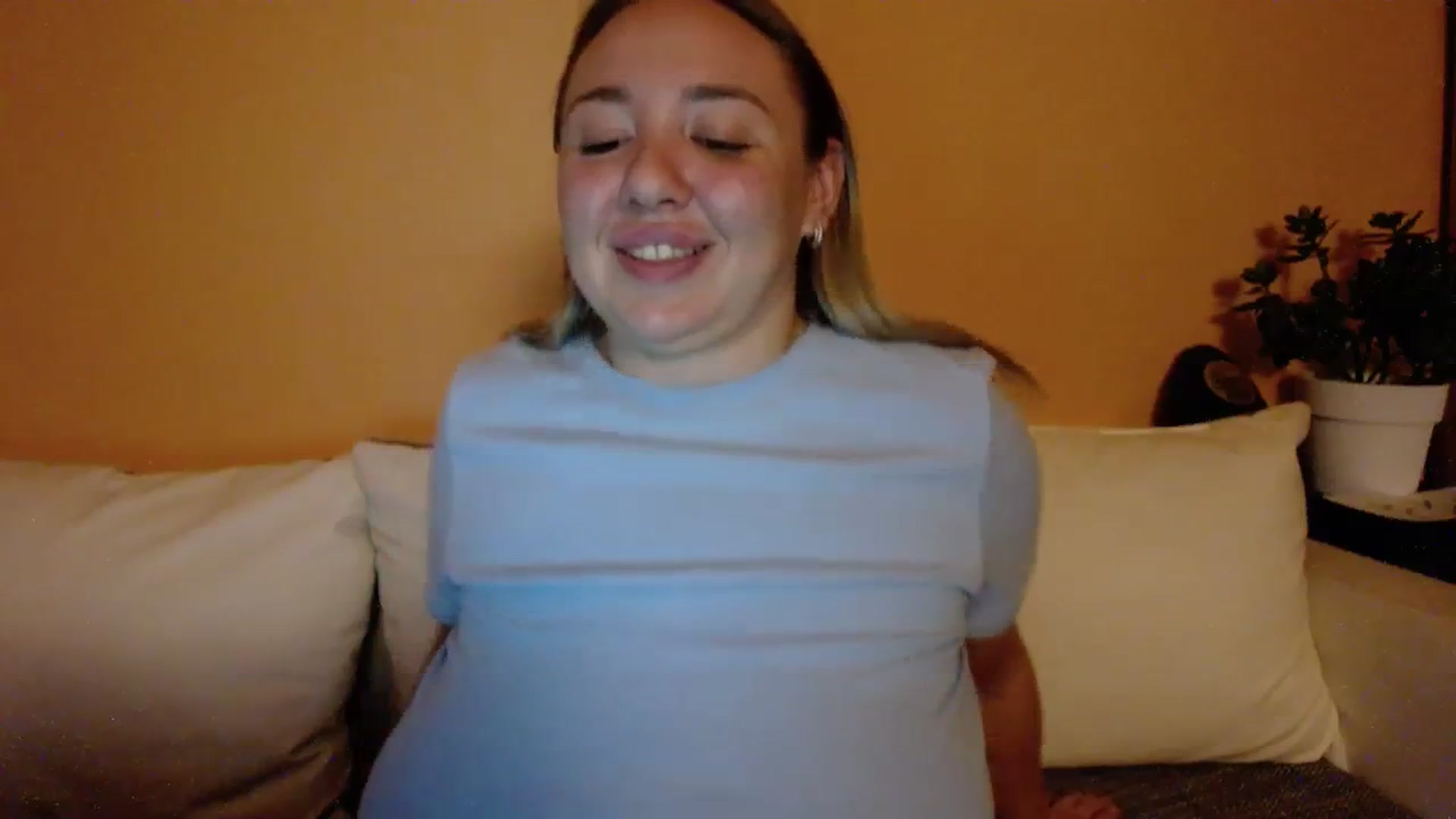 Gallery image thumbnail from VCutiexx's myfreecams stream on, 11/22/2023, 17:23 image 2 of 20