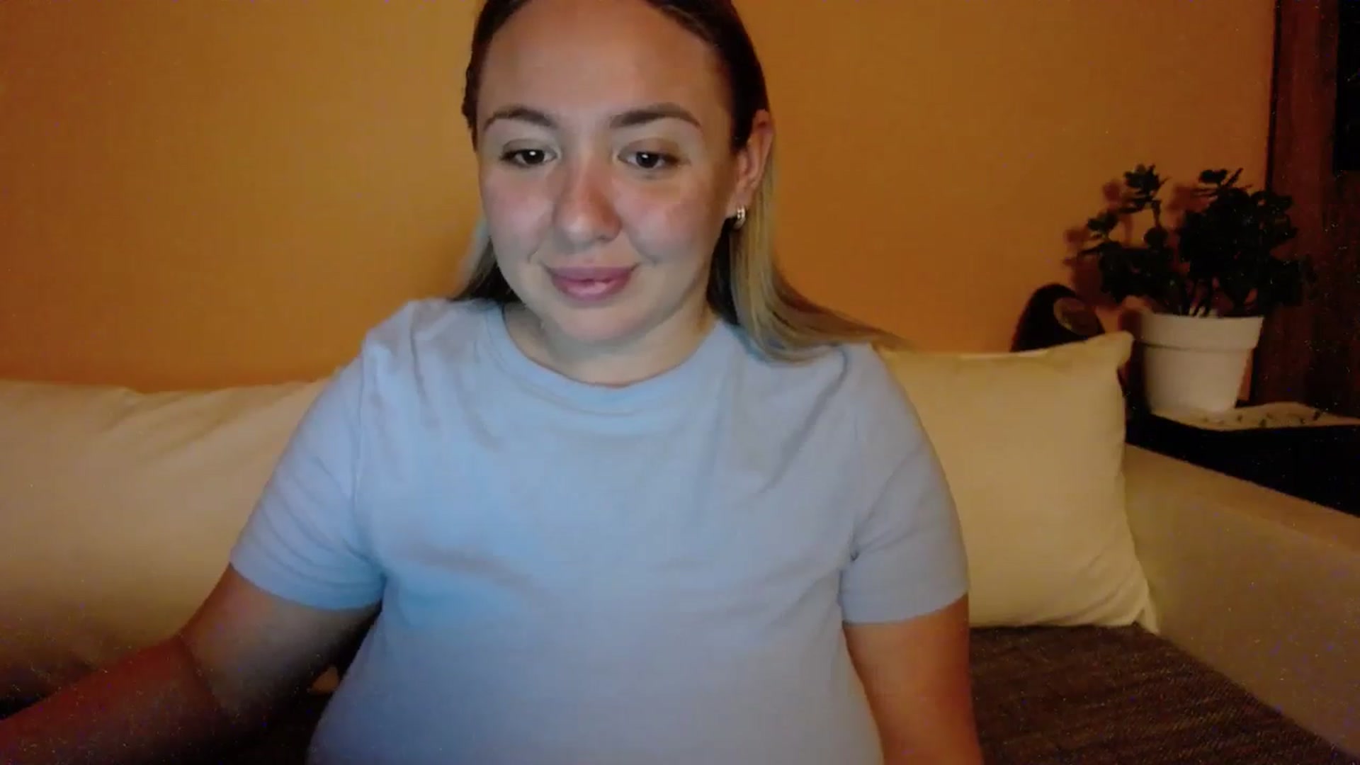 Gallery image thumbnail from VCutiexx's myfreecams stream on, 11/22/2023, 17:23 image 18 of 20