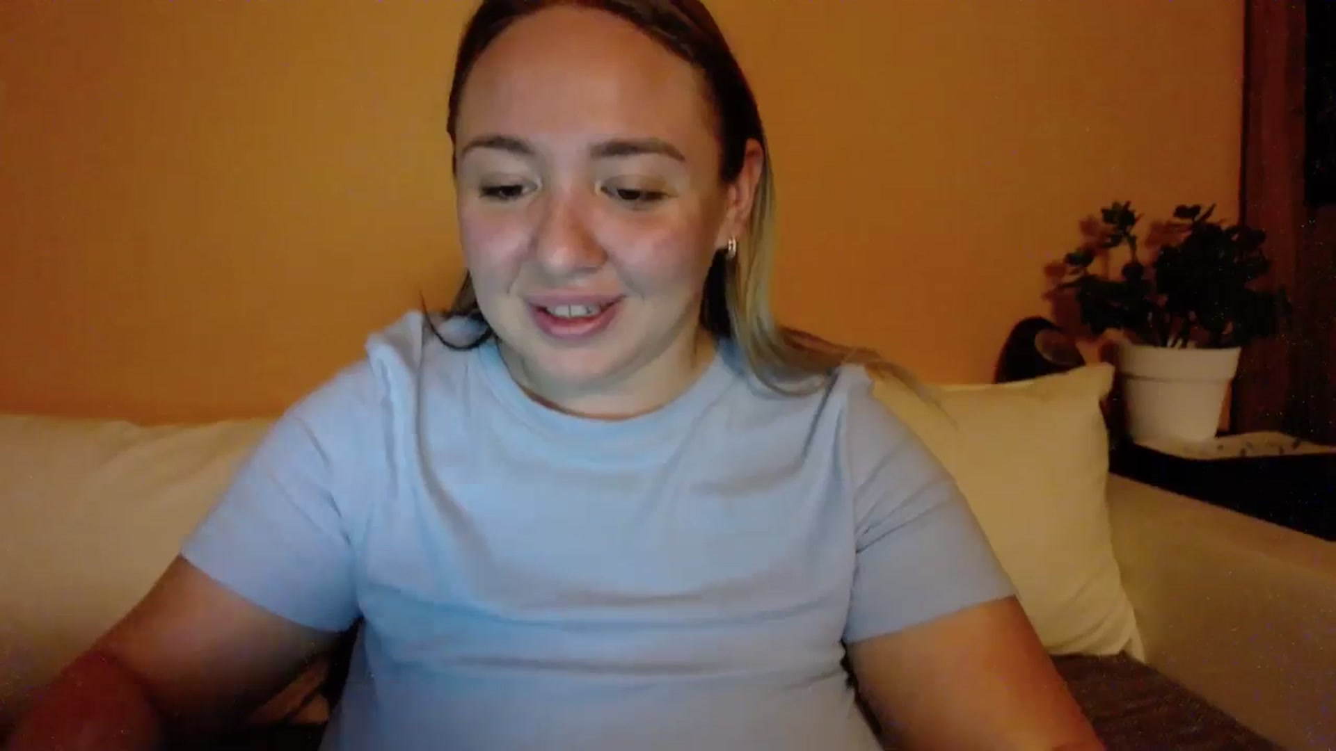 Gallery image thumbnail from VCutiexx's myfreecams stream on, 11/22/2023, 17:23 image 11 of 20