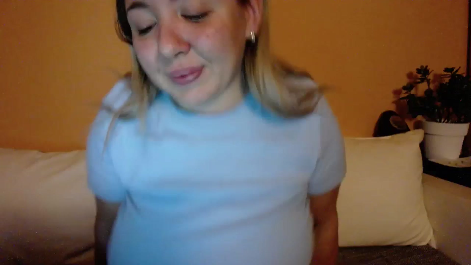 Gallery image thumbnail from VCutiexx's myfreecams stream on, 11/22/2023, 17:23 image 6 of 20