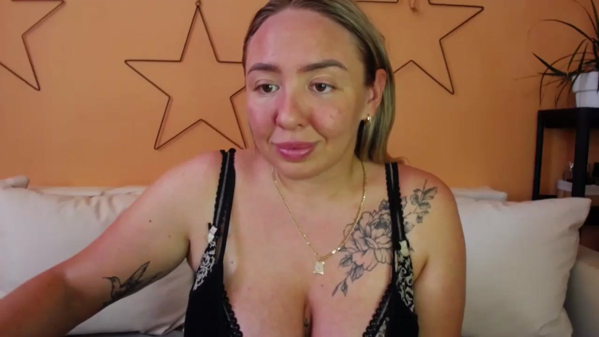 Gallery image thumbnail from VCutiexx's myfreecams stream on, 06/02/2024, 11:55 image 2 of 20