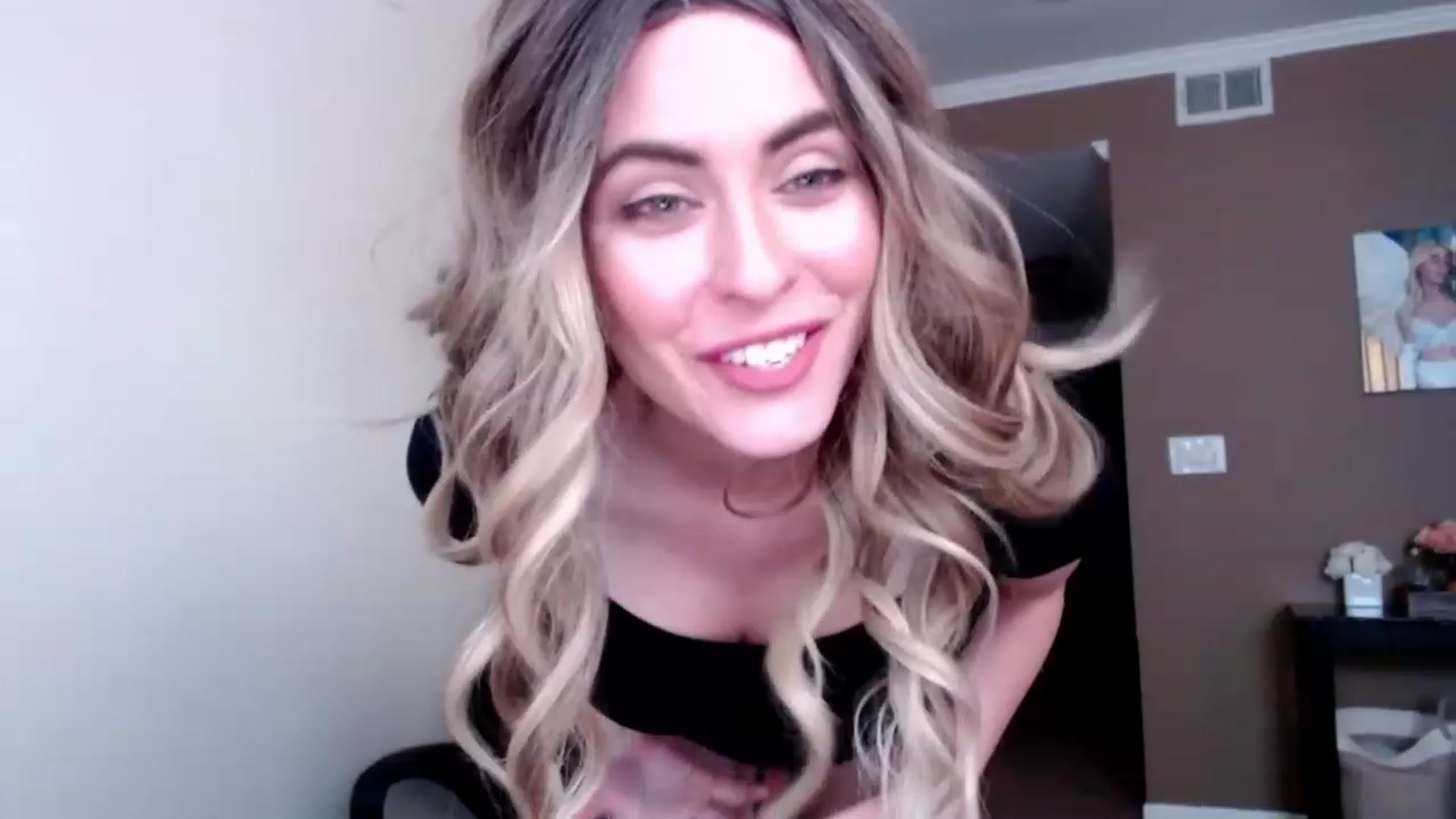 Gallery image thumbnail from VIX_SPY's myfreecams stream on, 11/19/2022, 19:33 image 14 of 20