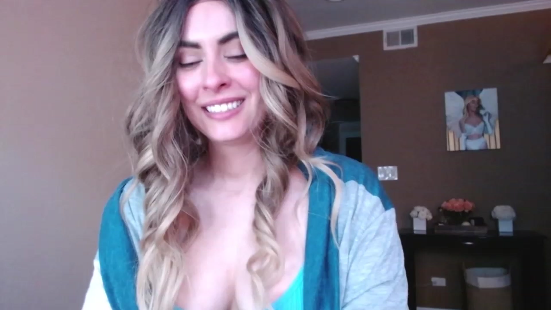 Gallery image thumbnail from VIX_SPY's myfreecams stream on, 12/06/2022, 22:10 image 14 of 20