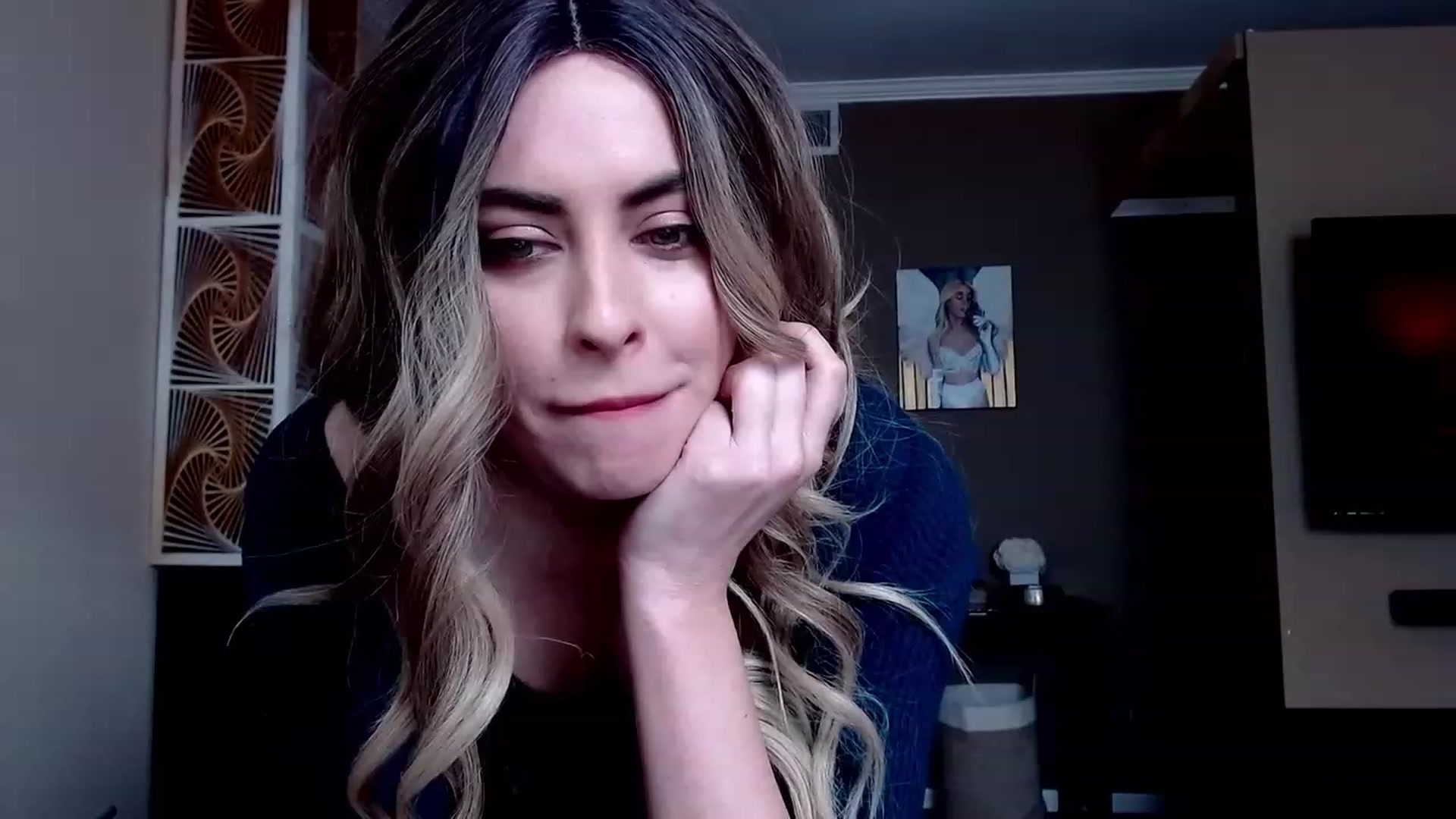 Gallery image thumbnail from VIX_SPY's myfreecams stream on, 12/08/2022, 21:07 image 2 of 20