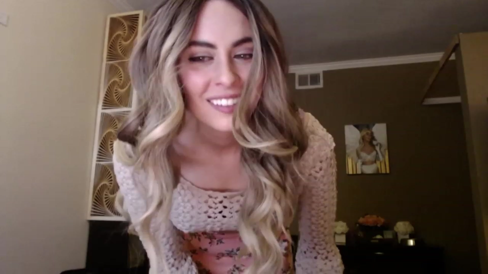 Gallery image thumbnail from VIX_SPY's myfreecams stream on, 03/09/2023, 04:01 image 6 of 20