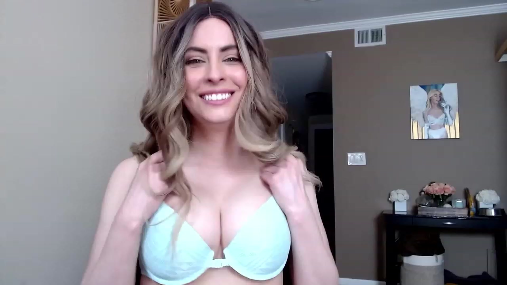 Gallery image thumbnail from VIX_SPY's myfreecams stream on, 04/15/2023, 19:57 image 16 of 20