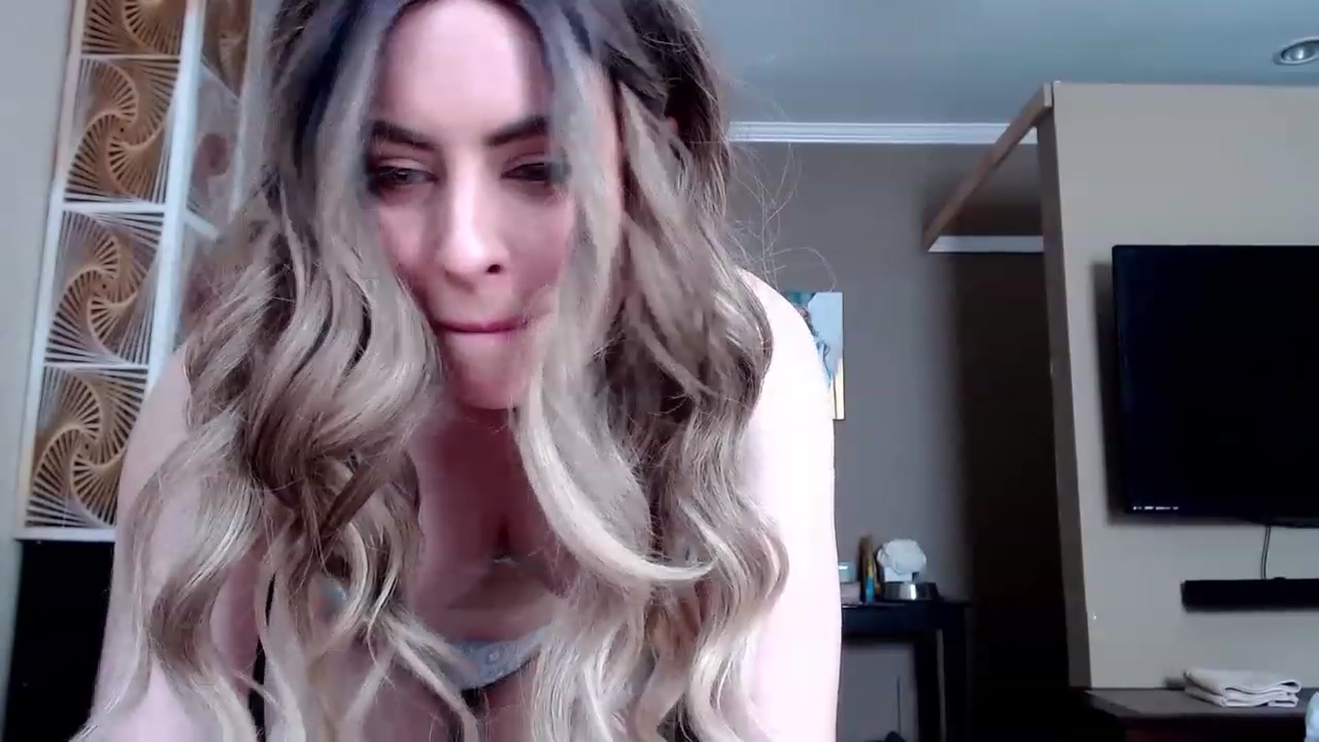 Gallery image thumbnail from VIX_SPY's myfreecams stream on, 04/15/2023, 19:57 image 20 of 20