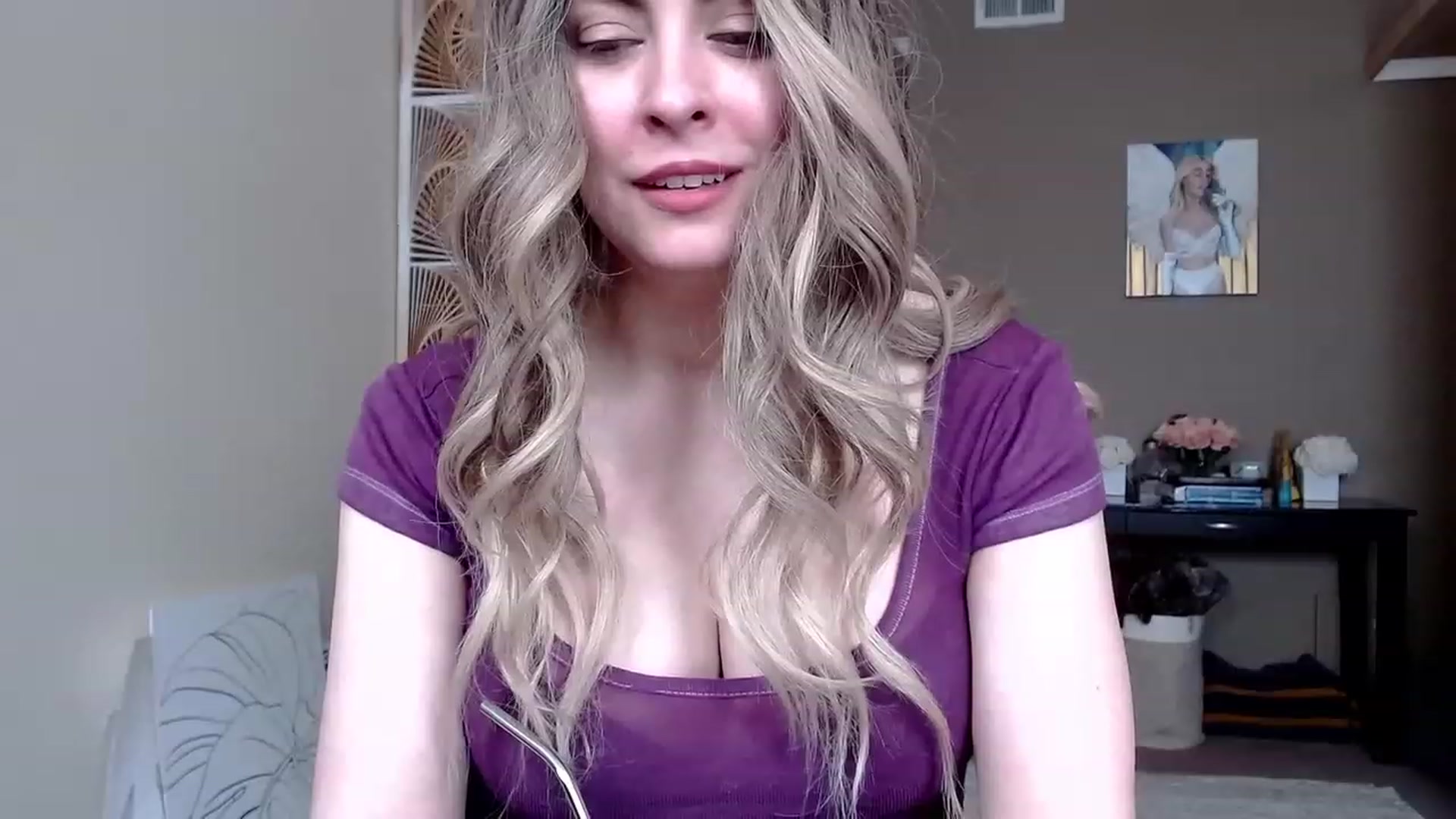Gallery image thumbnail from VIX_SPY's myfreecams stream on, 04/20/2023, 18:50 image 12 of 20